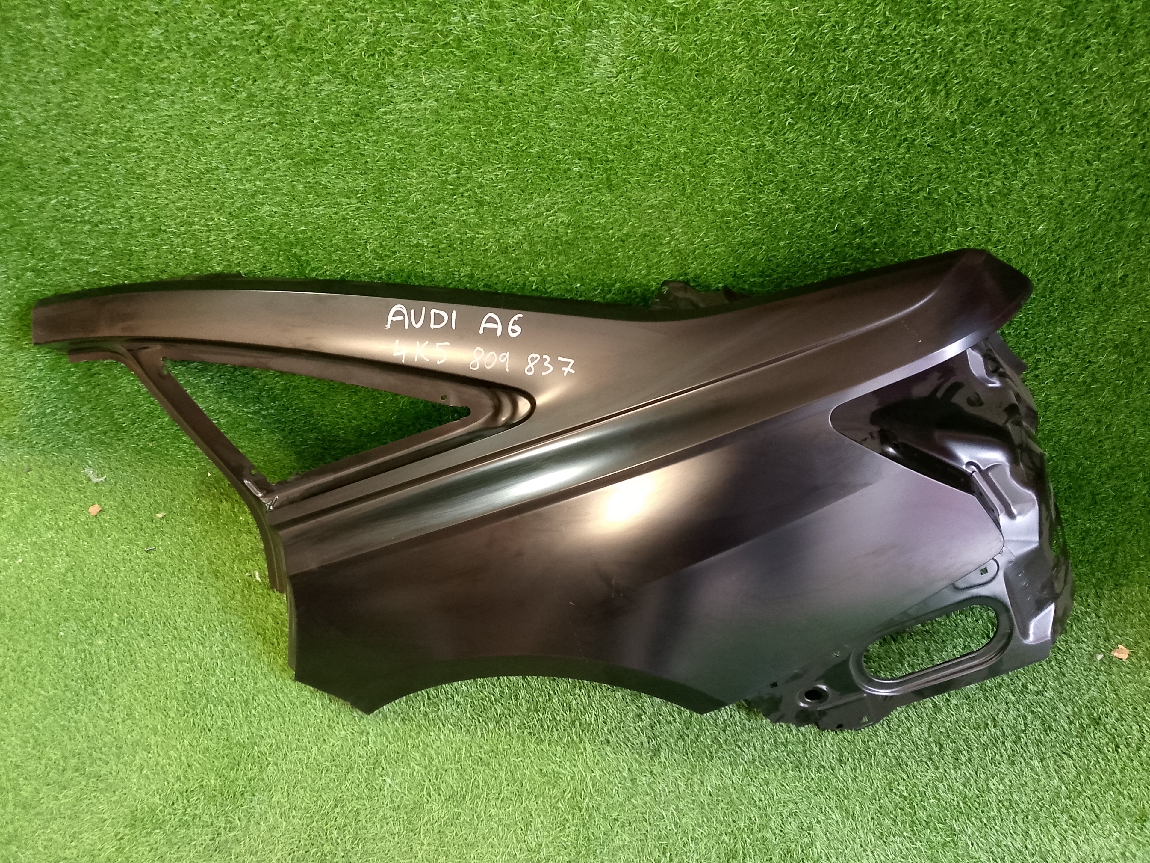 Audi A6 4K5809837  levá zadní bočnice, čtvrtka