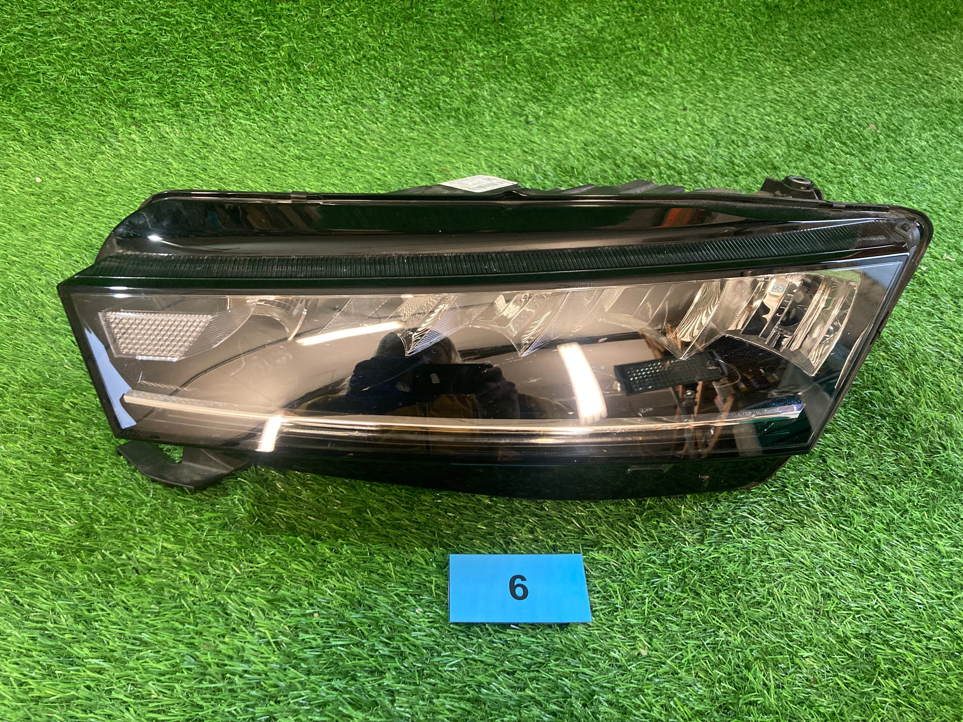 ŠKODA OCTAVIA IV, 4 PŘEDNÍ LEVÉ SVĚTLO 5E4941015