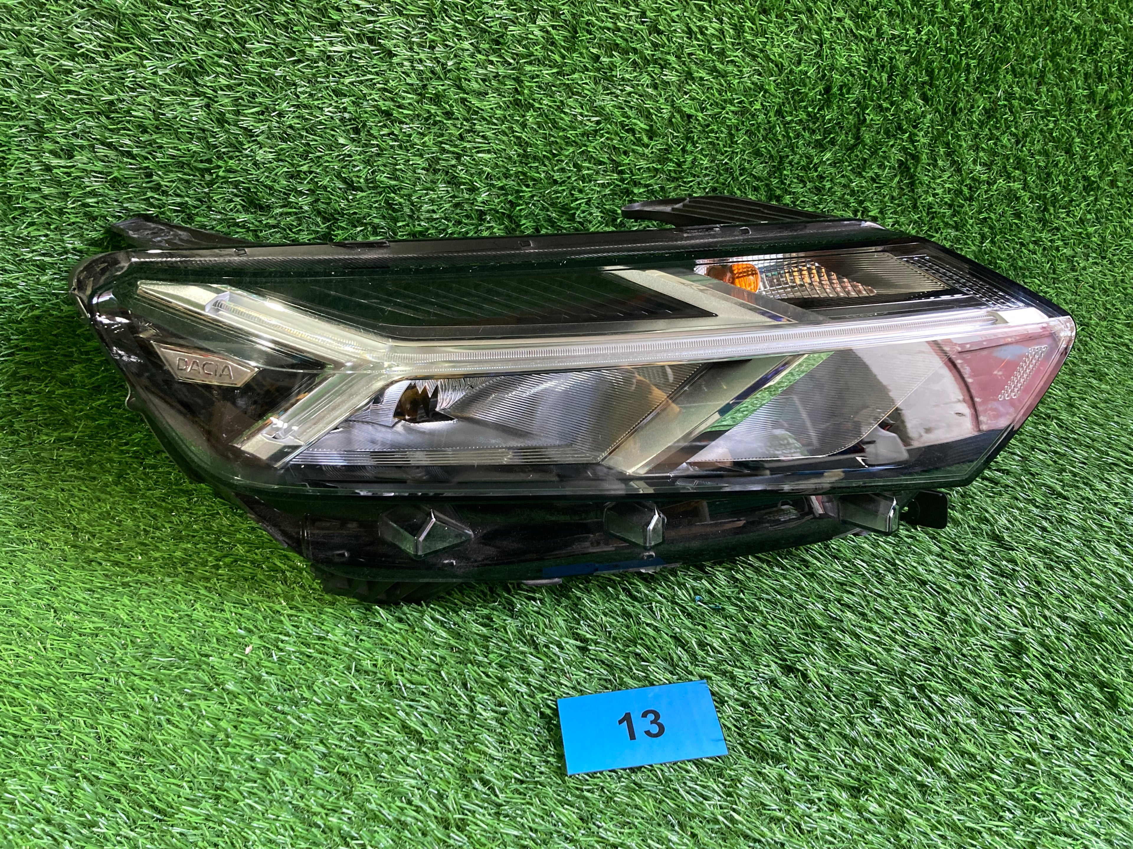 Světlomet přední pravý LED Dacia Sandero III 260102586R