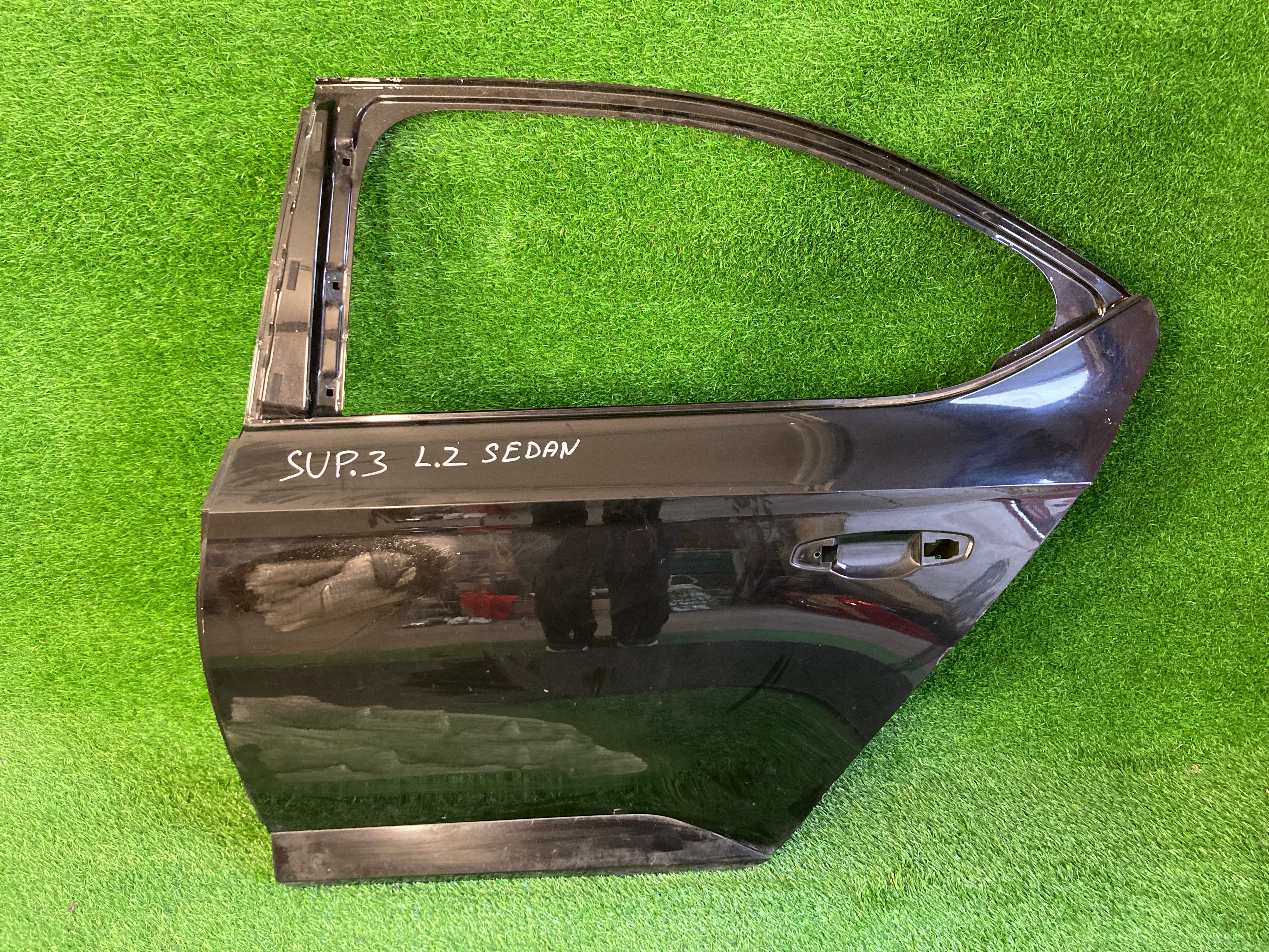 Škoda Superb III, 3 levé zadní dveře sedan