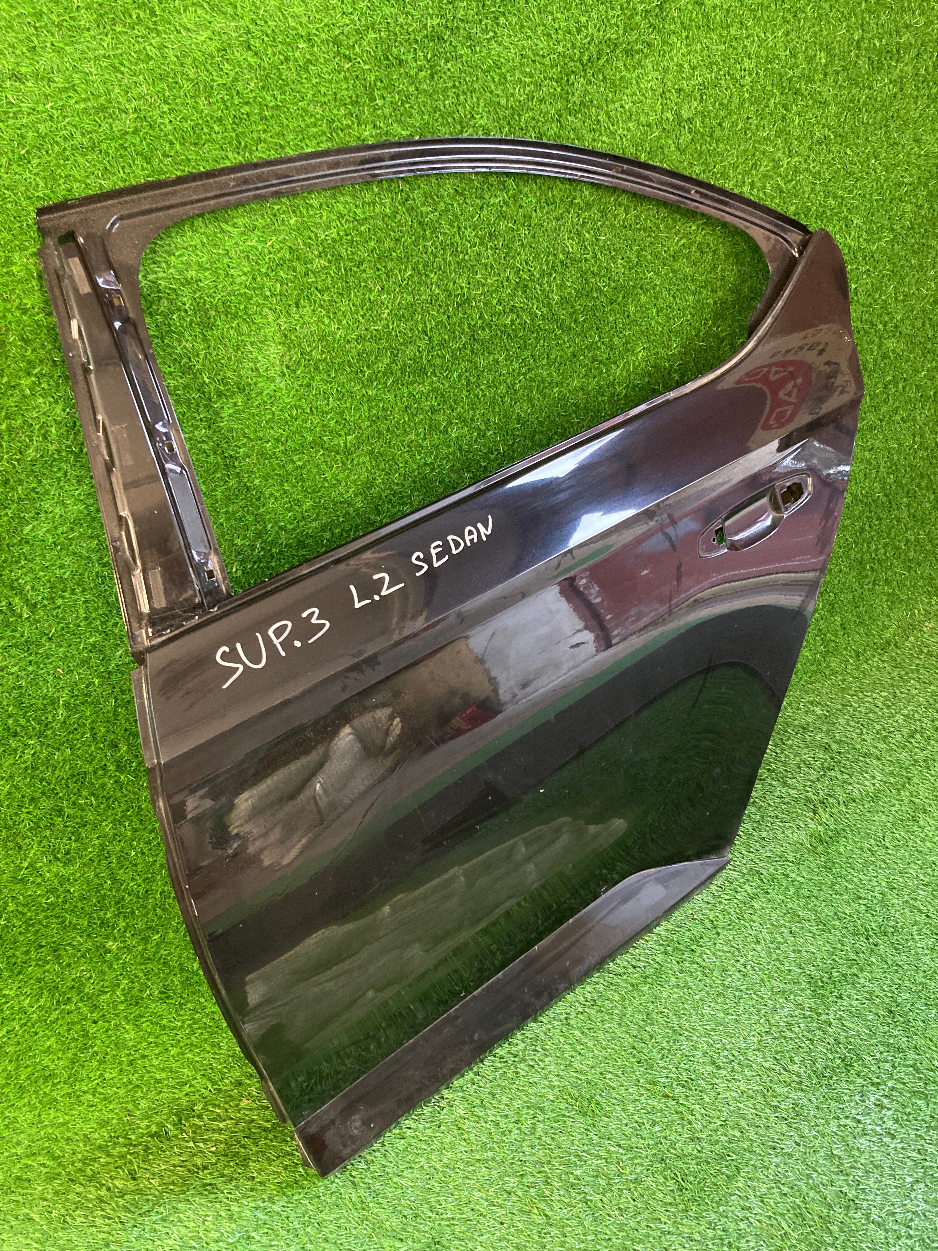 Škoda Superb III, 3 levé zadní dveře sedan