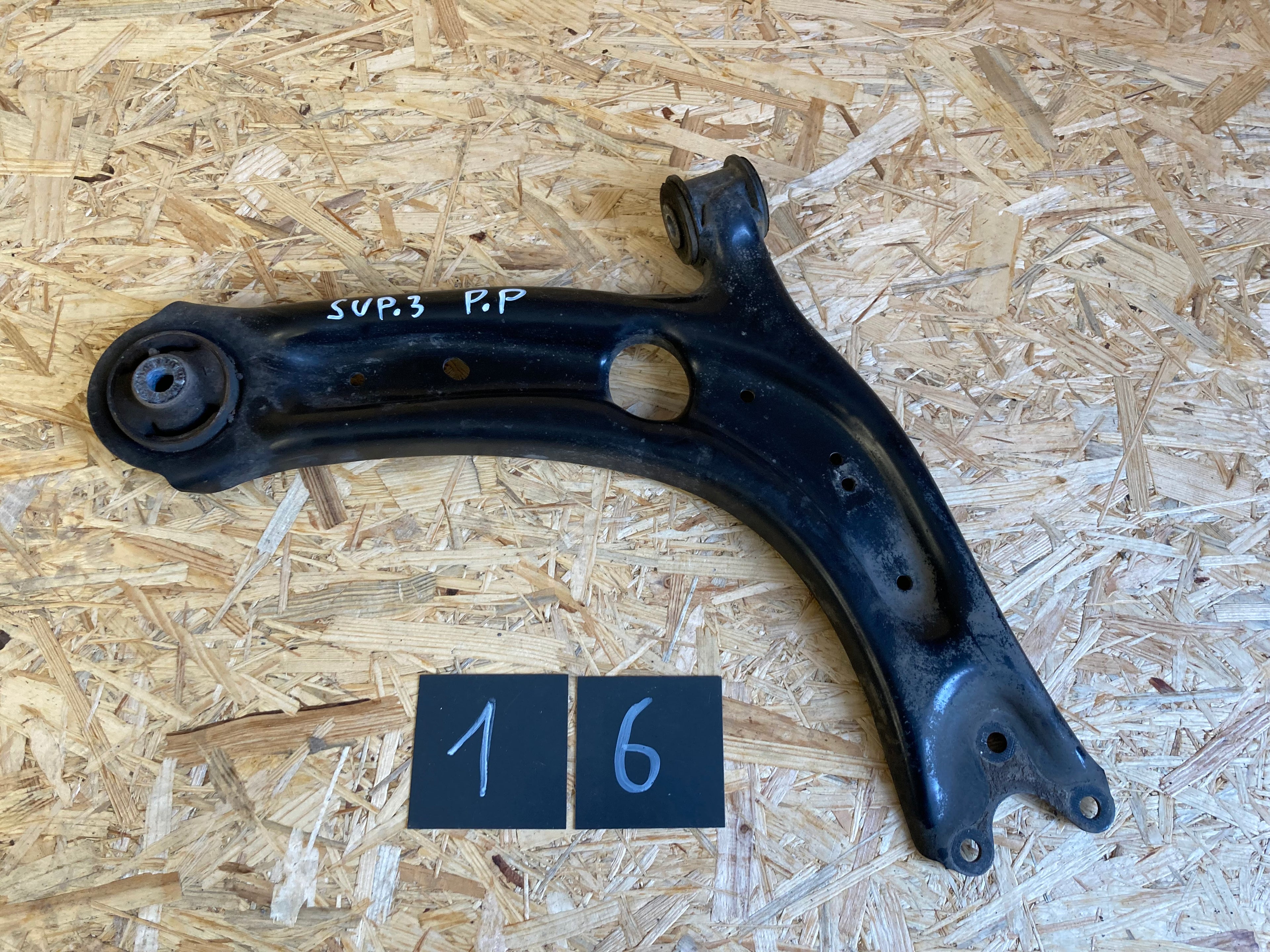 Škoda Superb III,3 pravé přední rameno 3Q0407154D