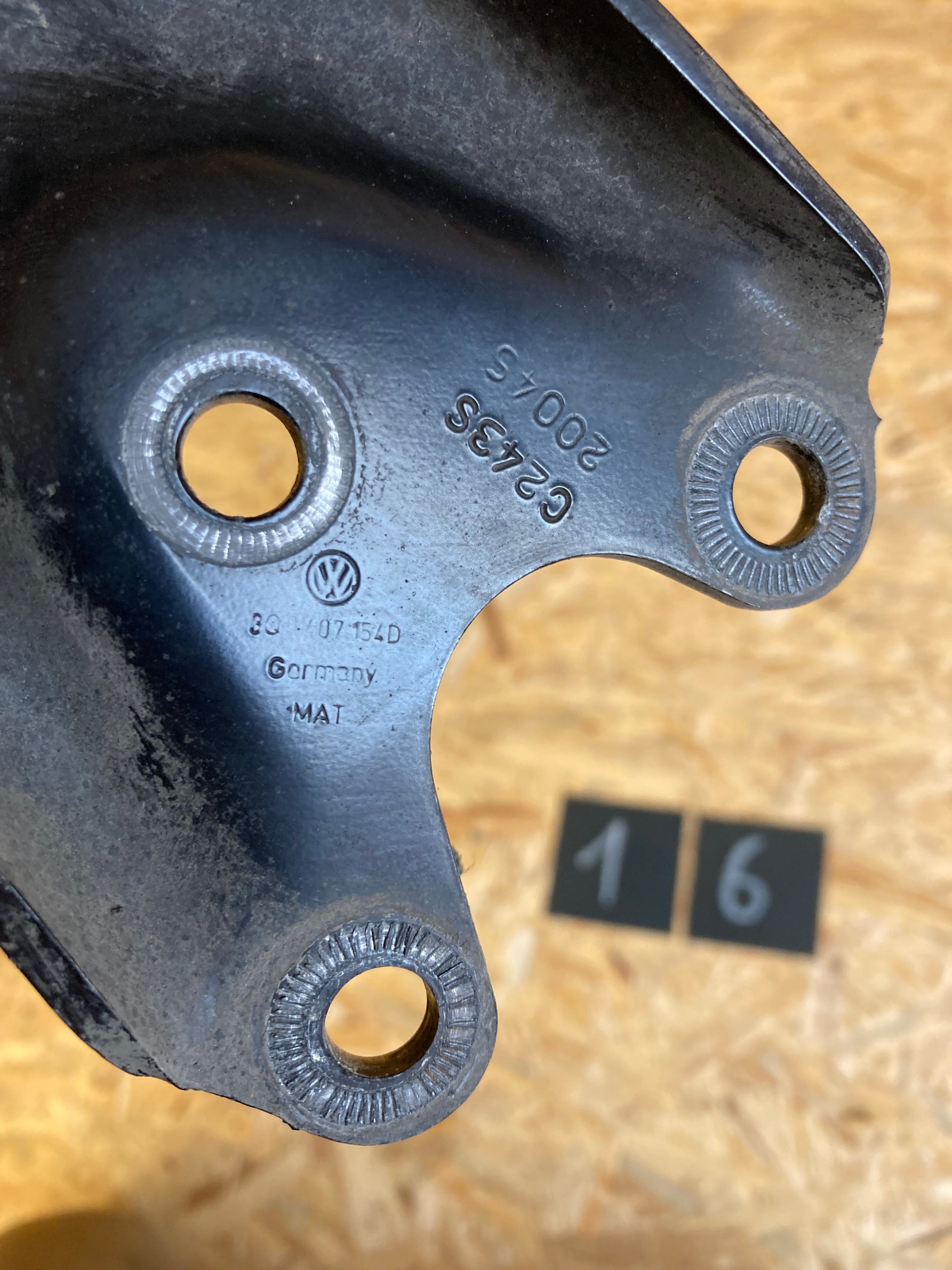 Škoda Superb III,3 pravé přední rameno 3Q0407154D