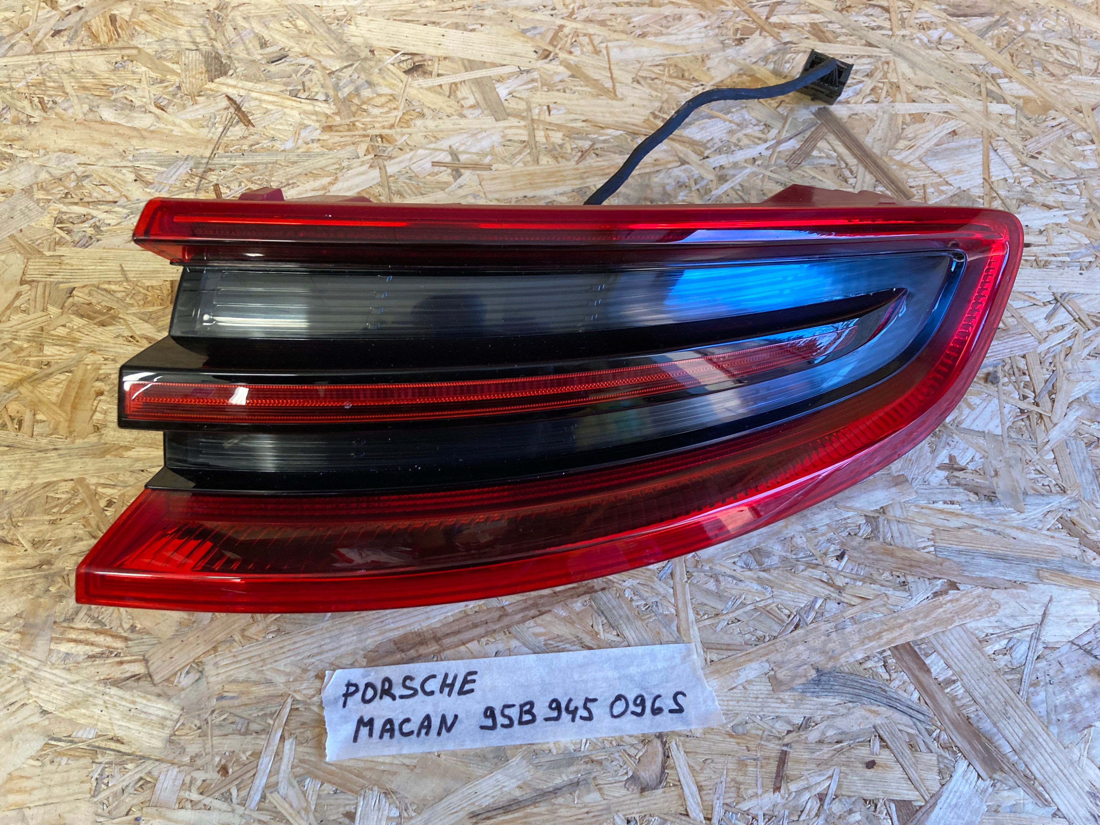 Porsche Macan zadní pravé světlo 95B945096S