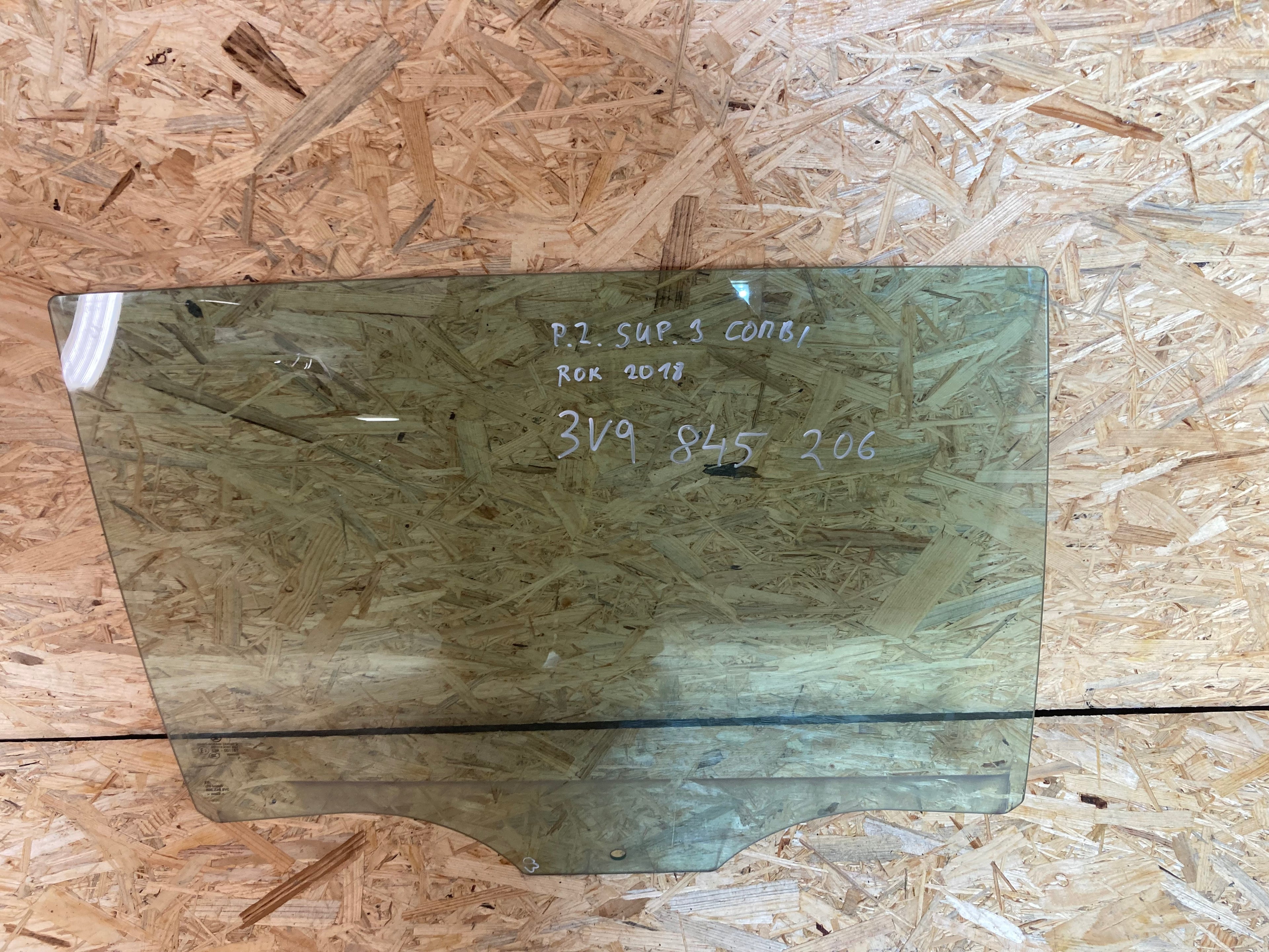 Sklo do dveří- PRAVÉ ZADNÍ ŠKODA SUPERB III, 3 KOMBI, ROK 2018, 3V9845206