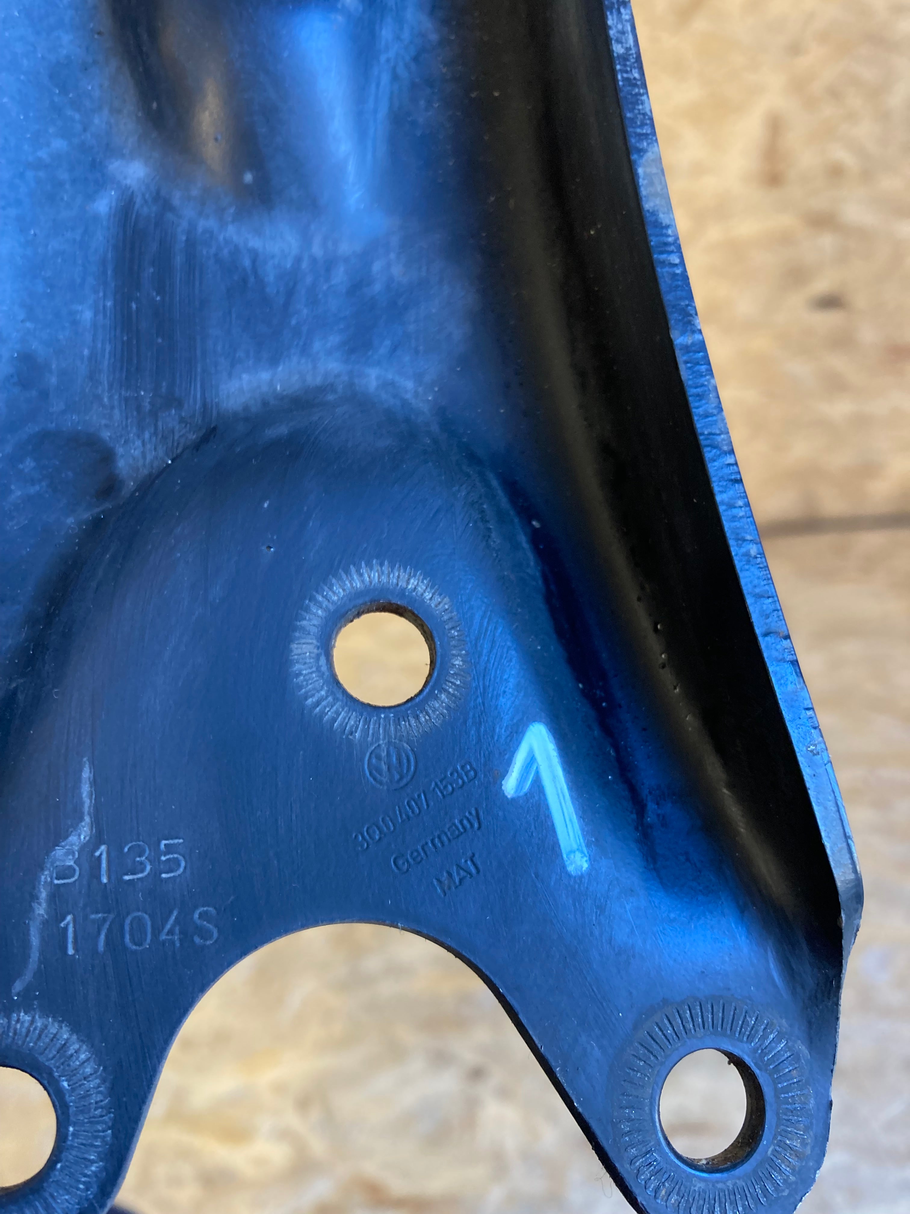 Škoda Superb III, levé přední rameno 3Q0407153B