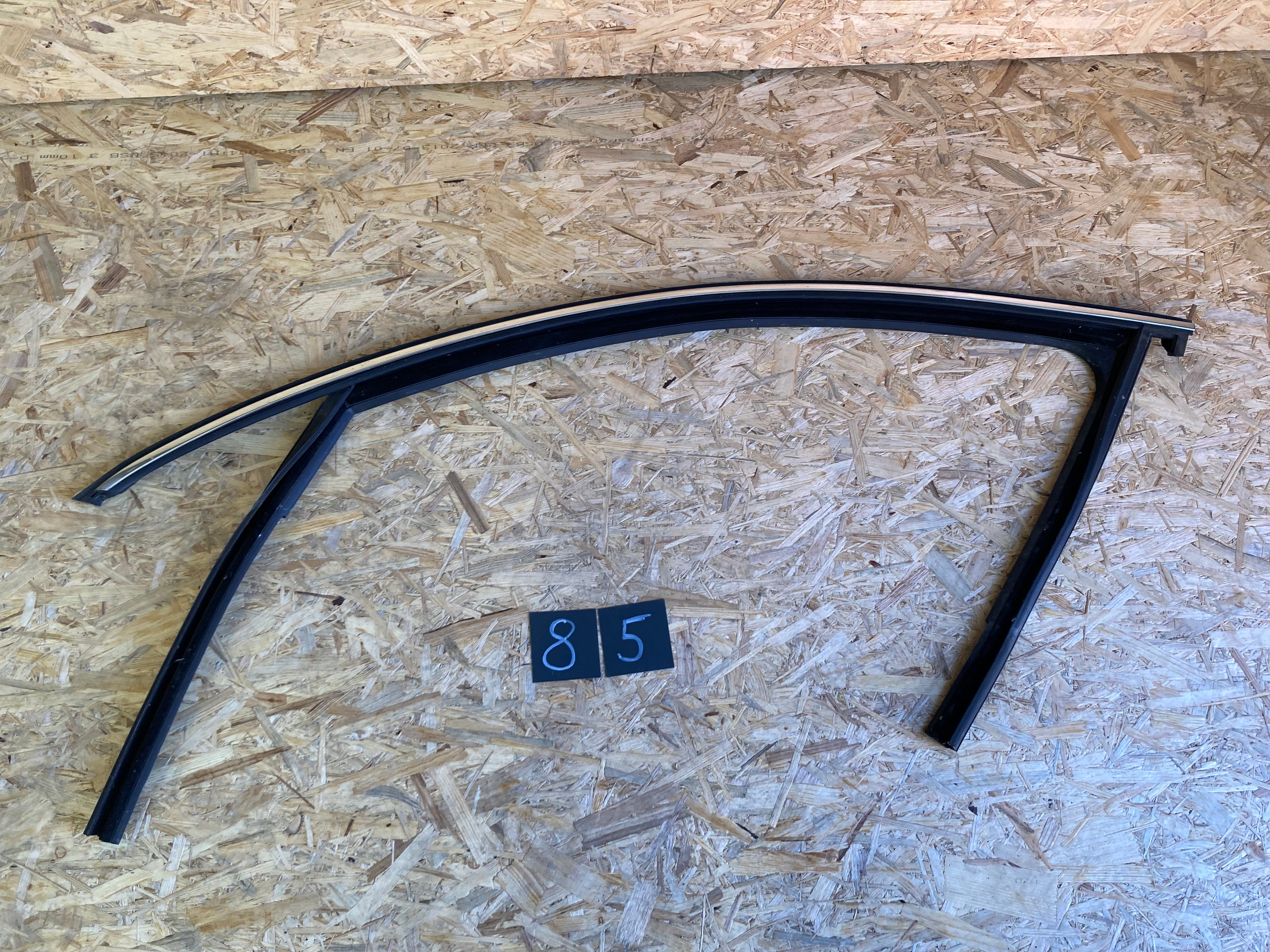 ŠKODA SUPERB II,2 Vodítko s těsněním pro sklo levých předních dveří, 3T0837431E