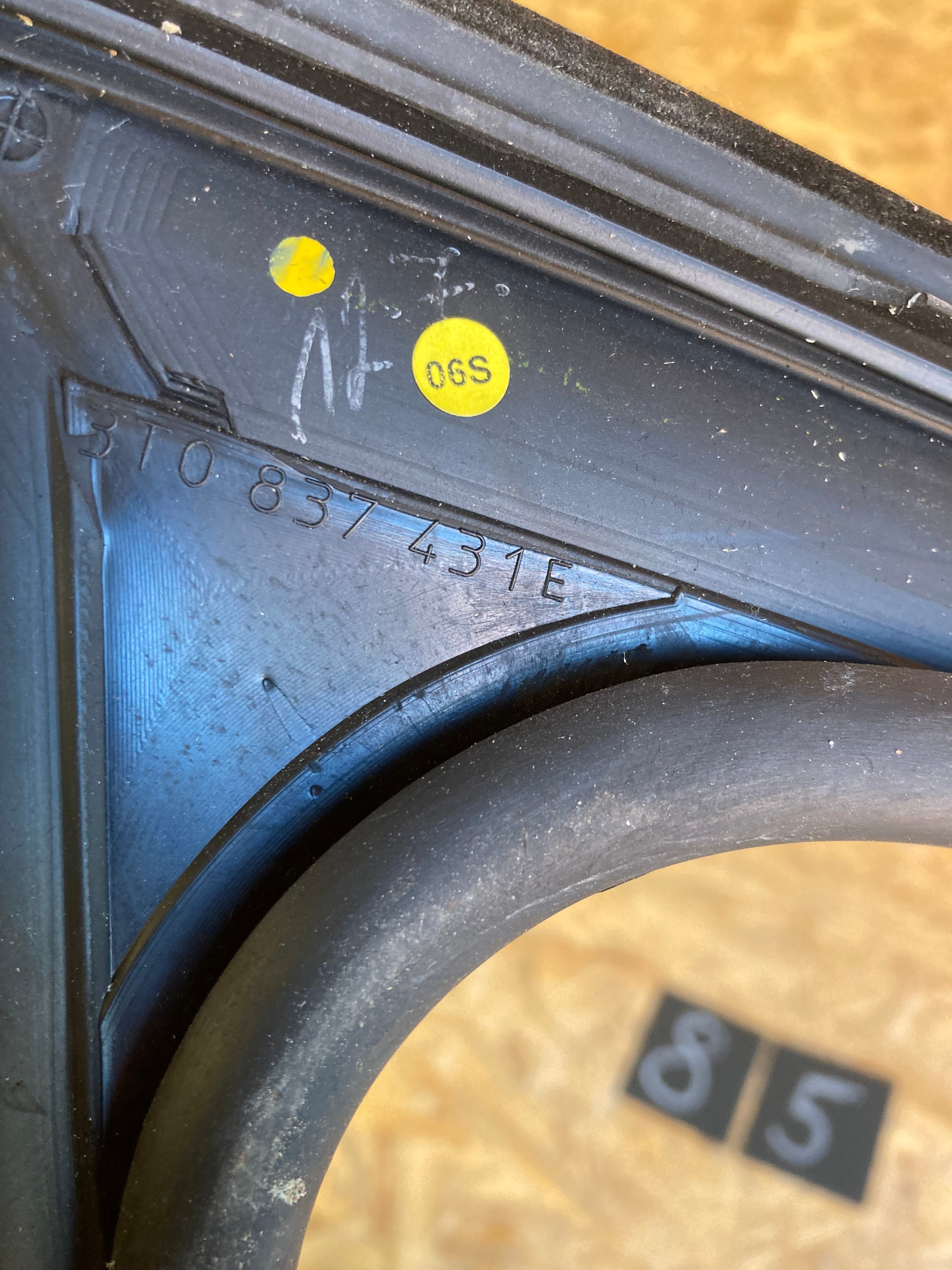 ŠKODA SUPERB II,2 Vodítko s těsněním pro sklo levých předních dveří, 3T0837431E