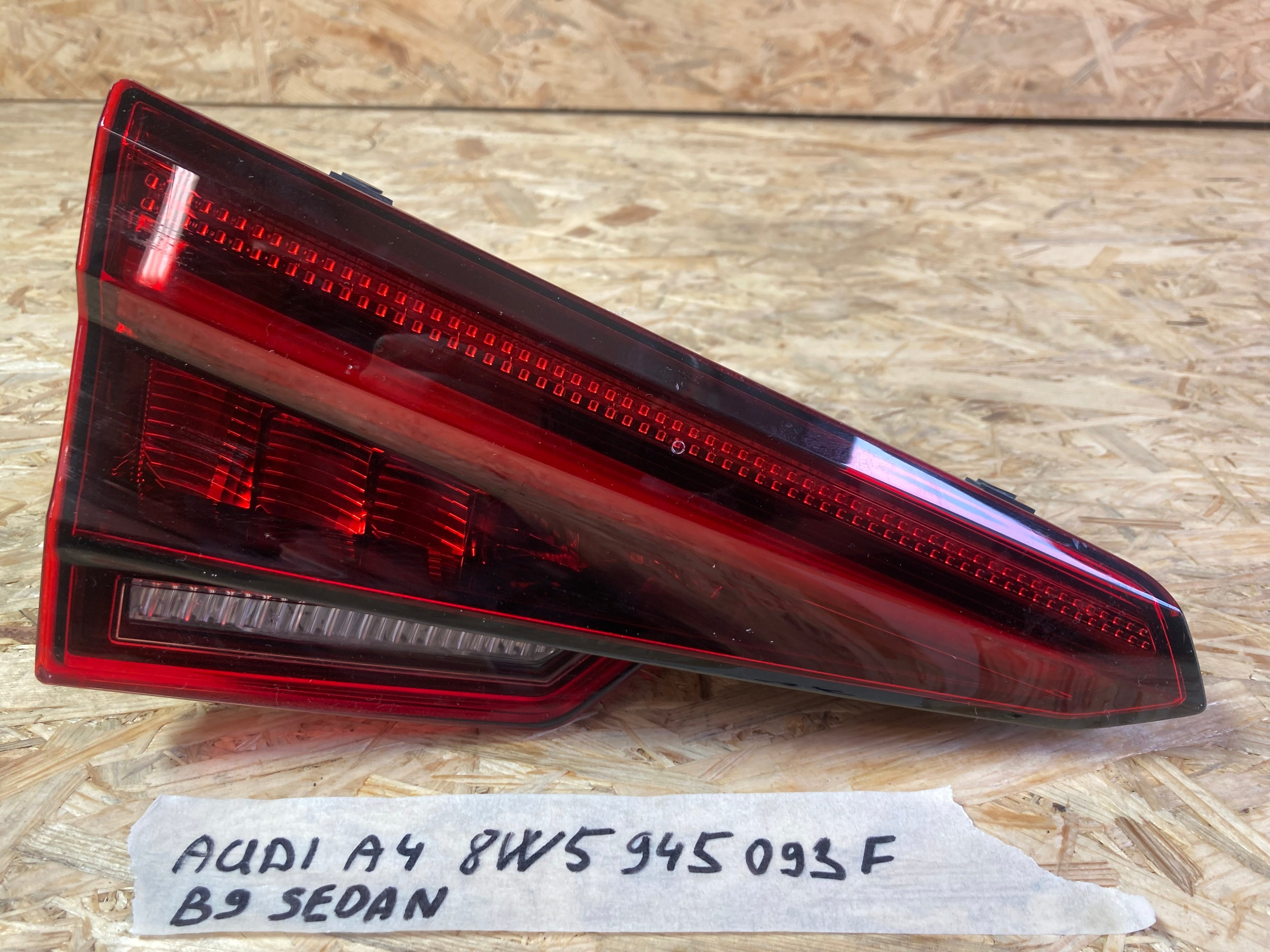 Audi A4 Sedan levé zadní světlo 8W5945093F