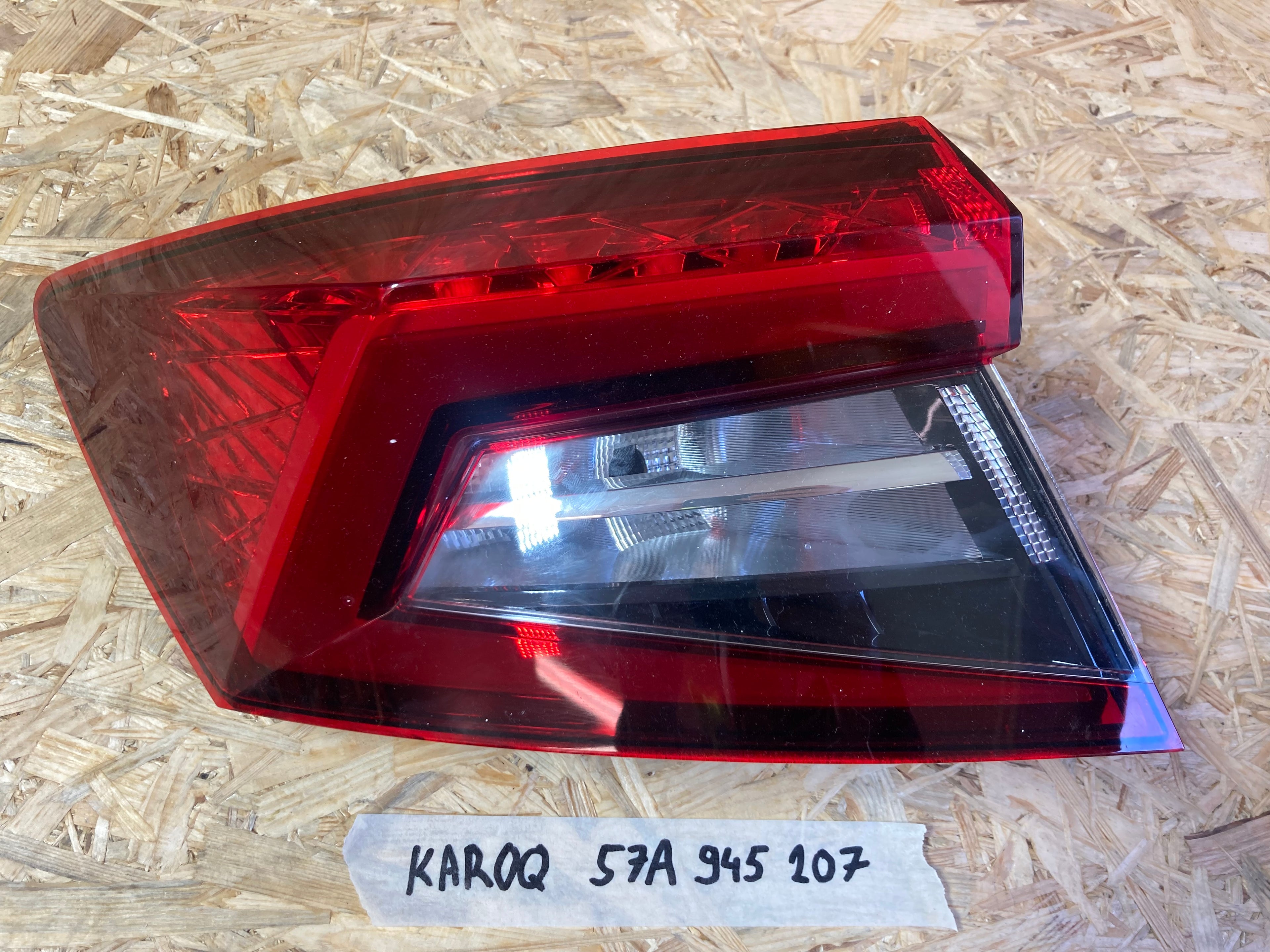 ŠKODA KAROQ, levé zadní světlo, 57A945207