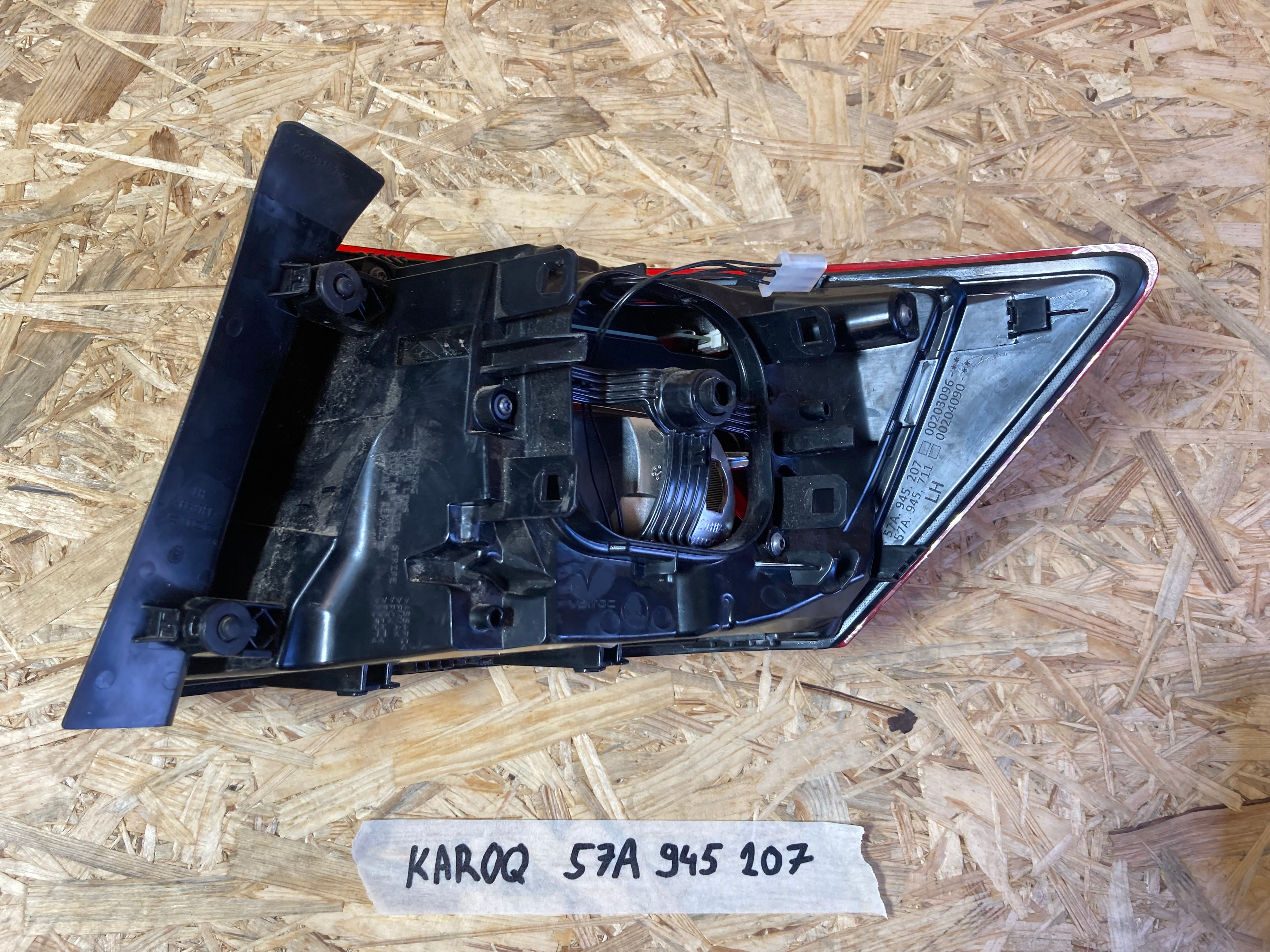 ŠKODA KAROQ, levé zadní světlo, 57A945207