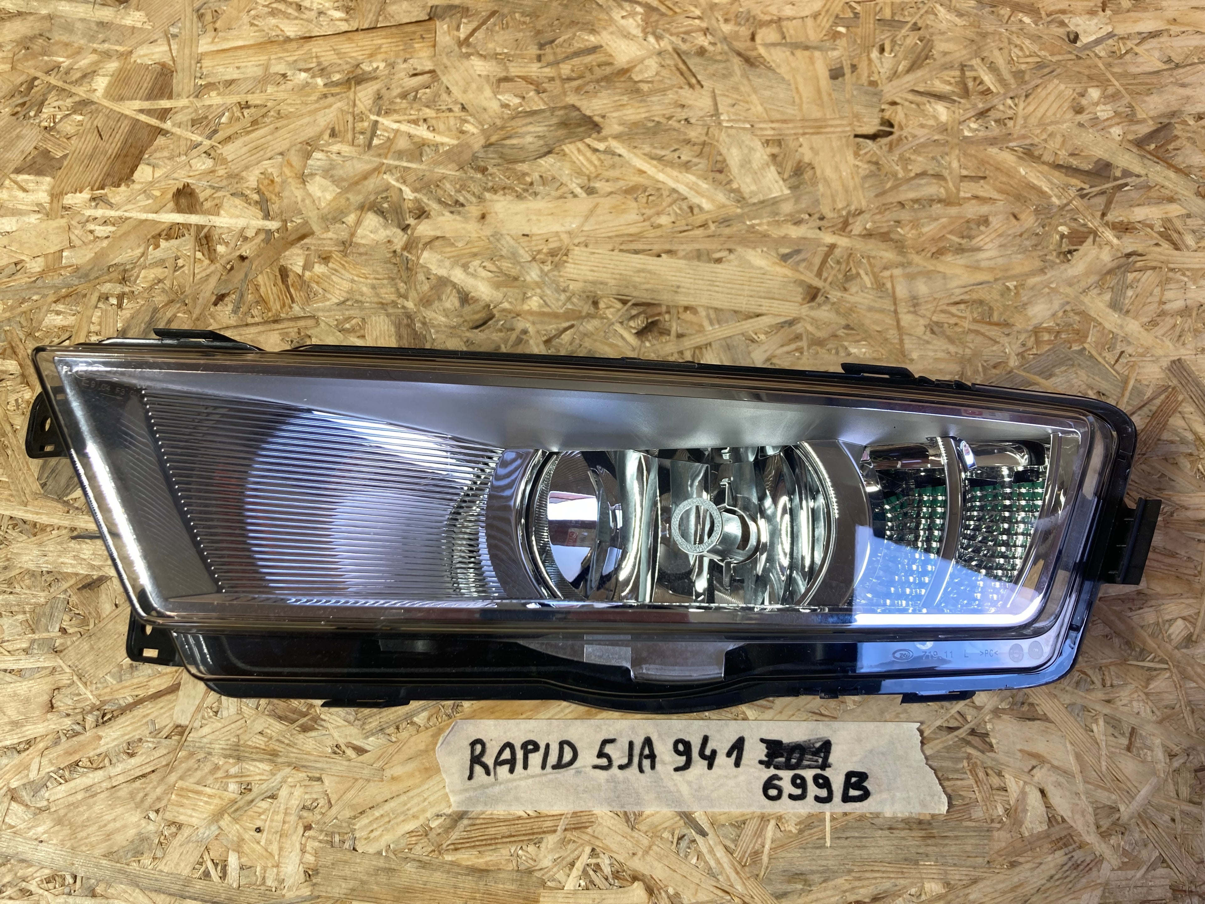 5JA941699B Mlhové světlo Škoda Rapid levé