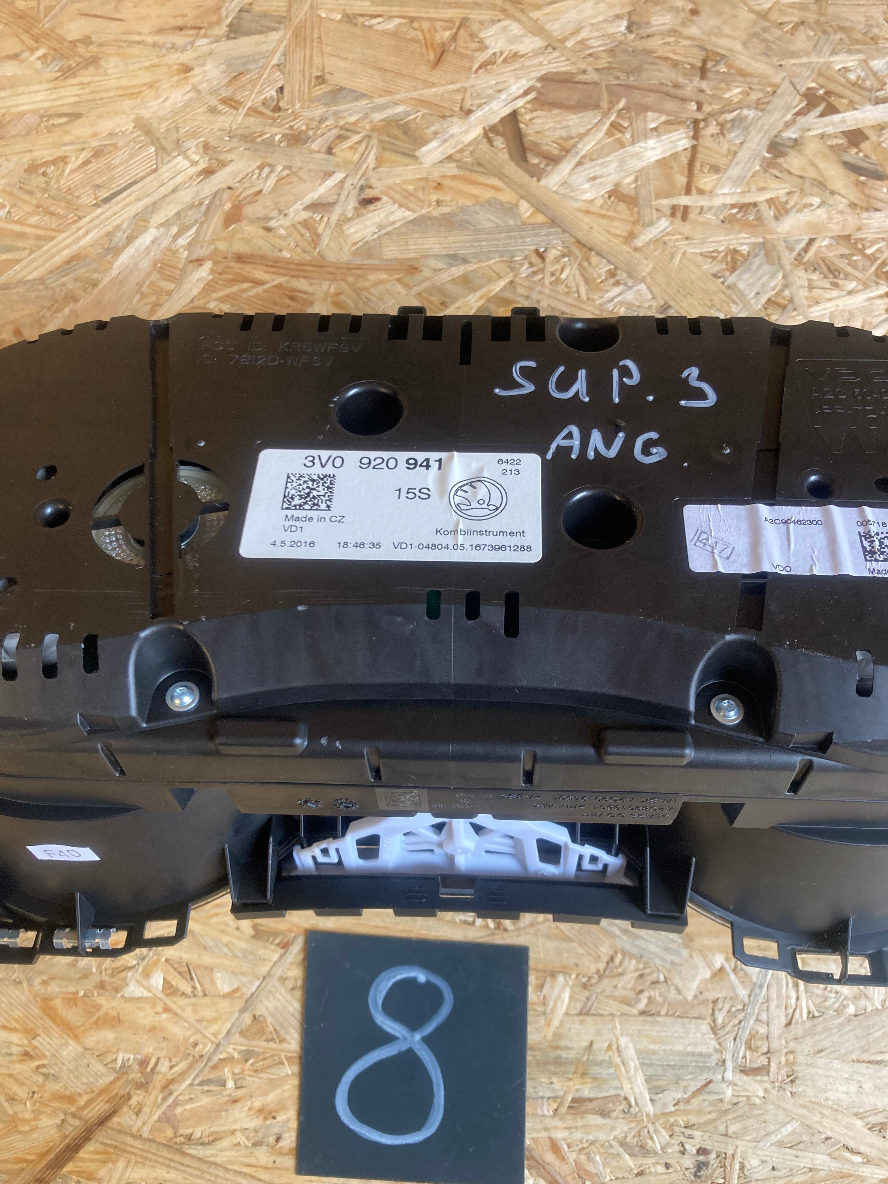 Škoda Superb III,3 budíky 3V0920941