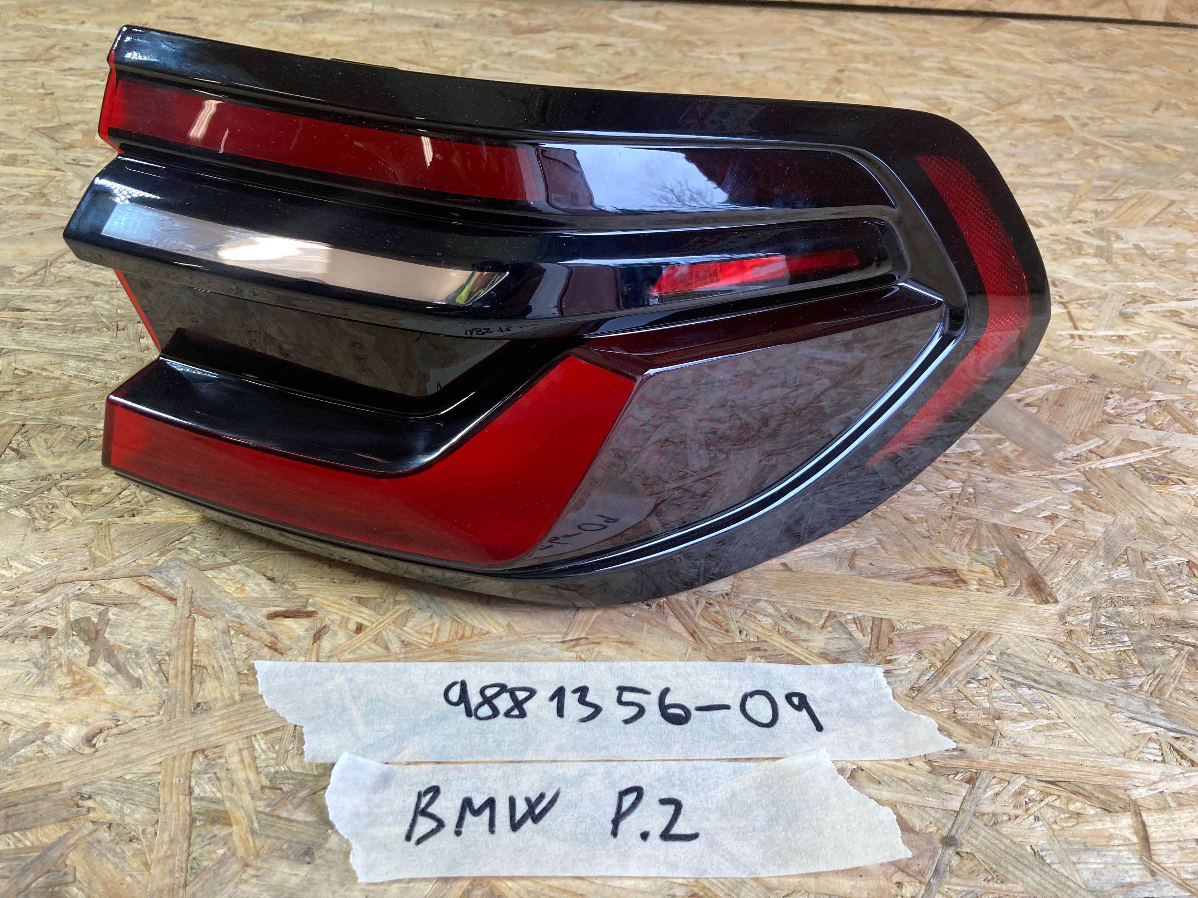 PRAVÉ ZADNÍ SVĚTLO BMW 9881356-09