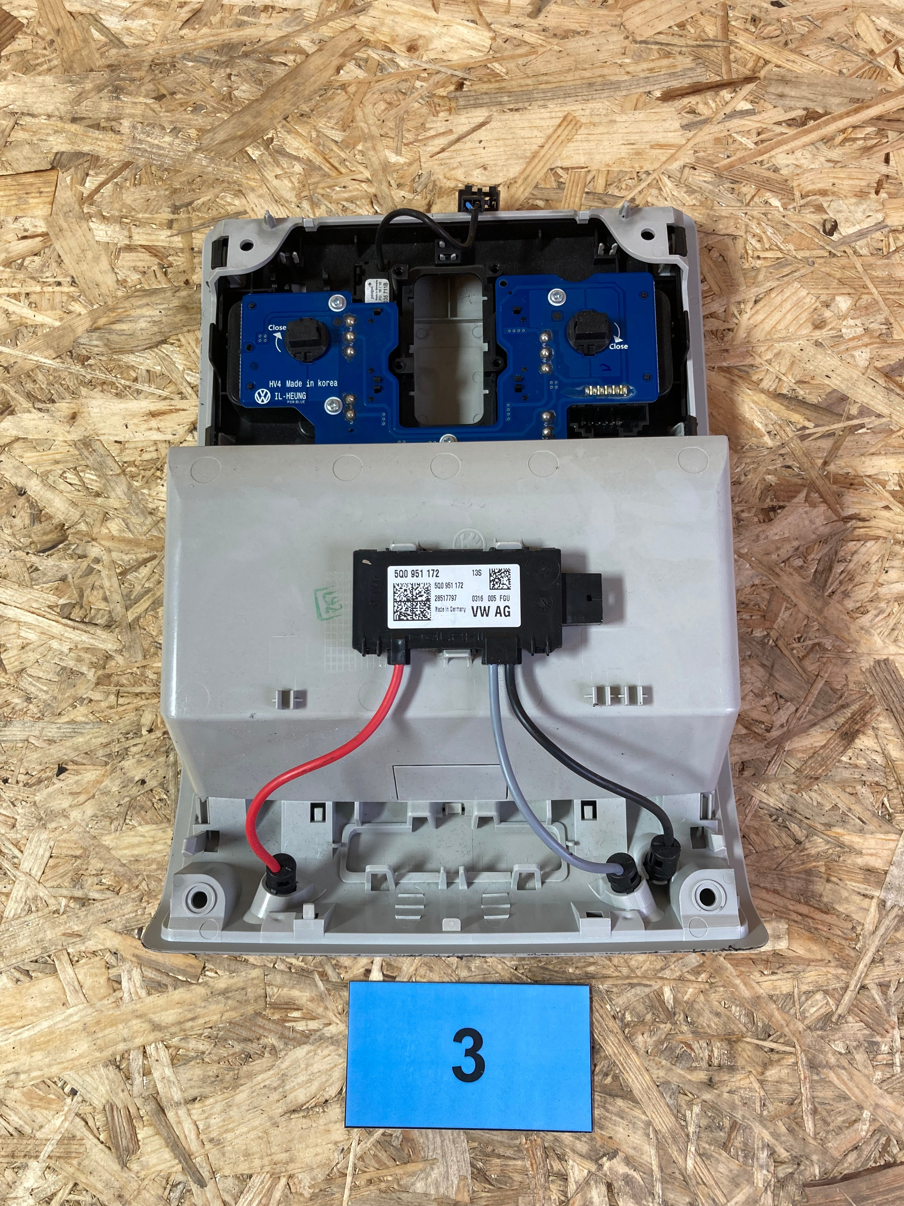 Stropní panel 3V0868837B s přihrádkou