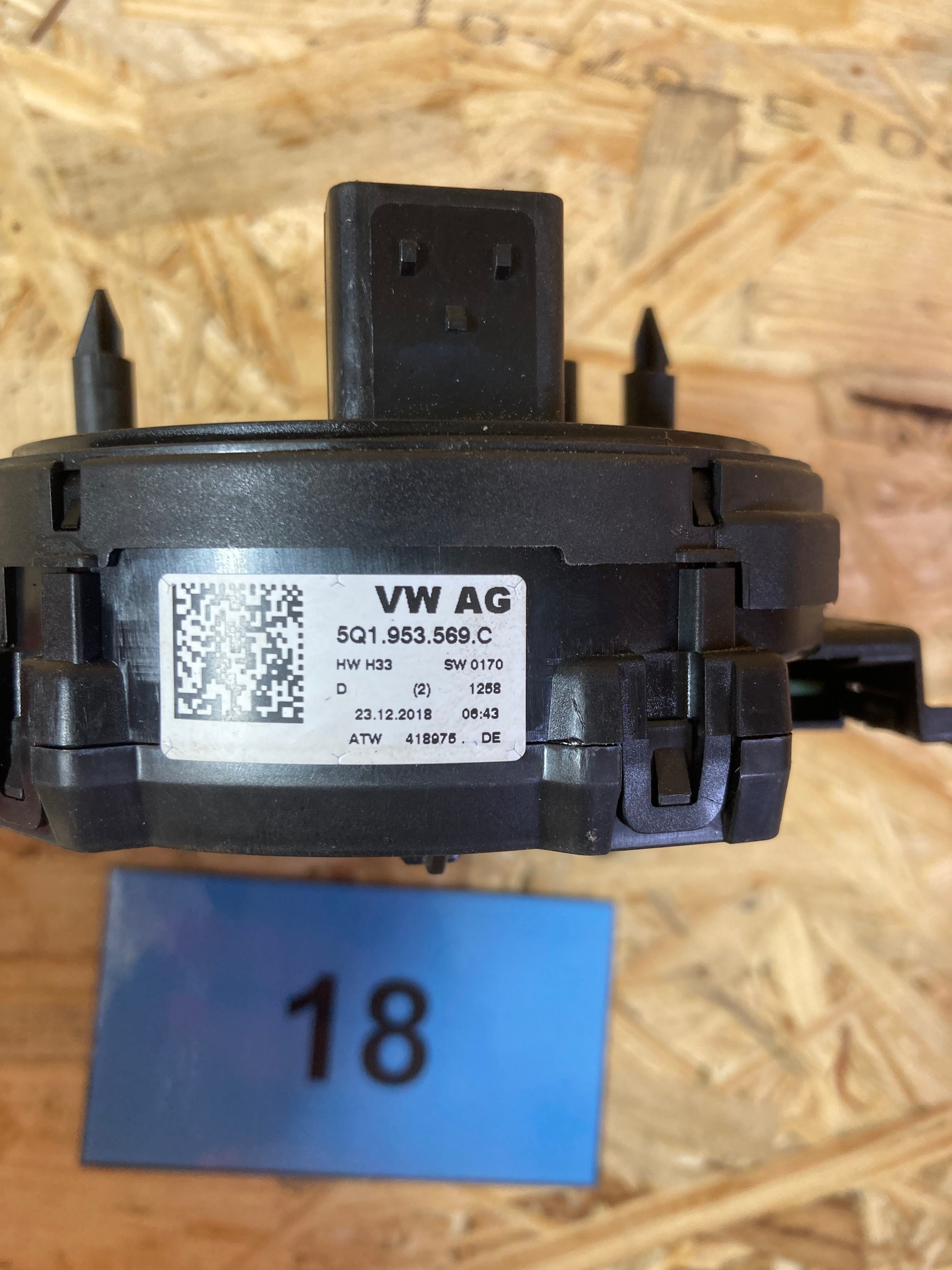 5Q1953569C Podvolantový kroužek