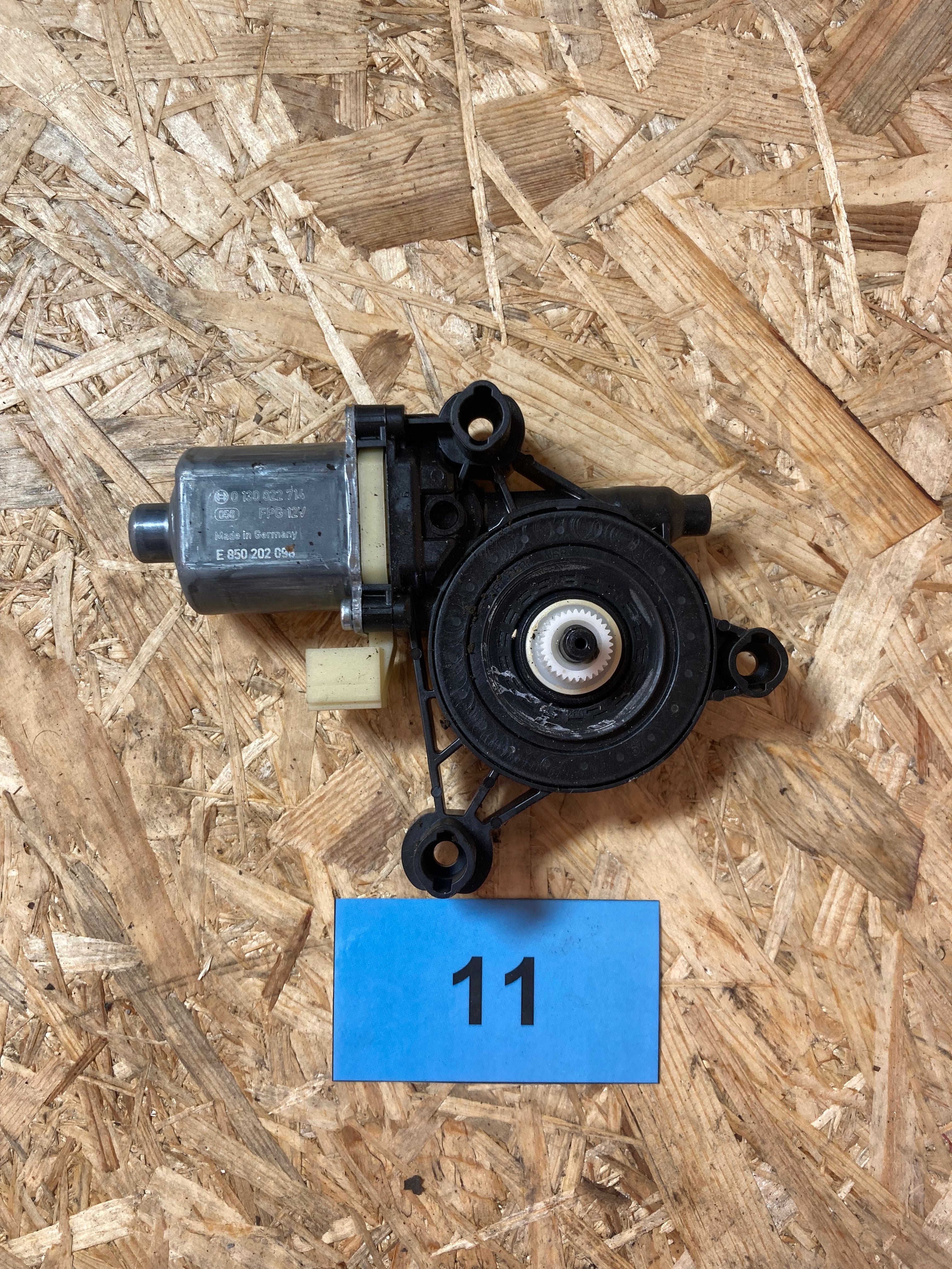 5Q0 959 802A Zadní motorek stahování okna VW, Škoda