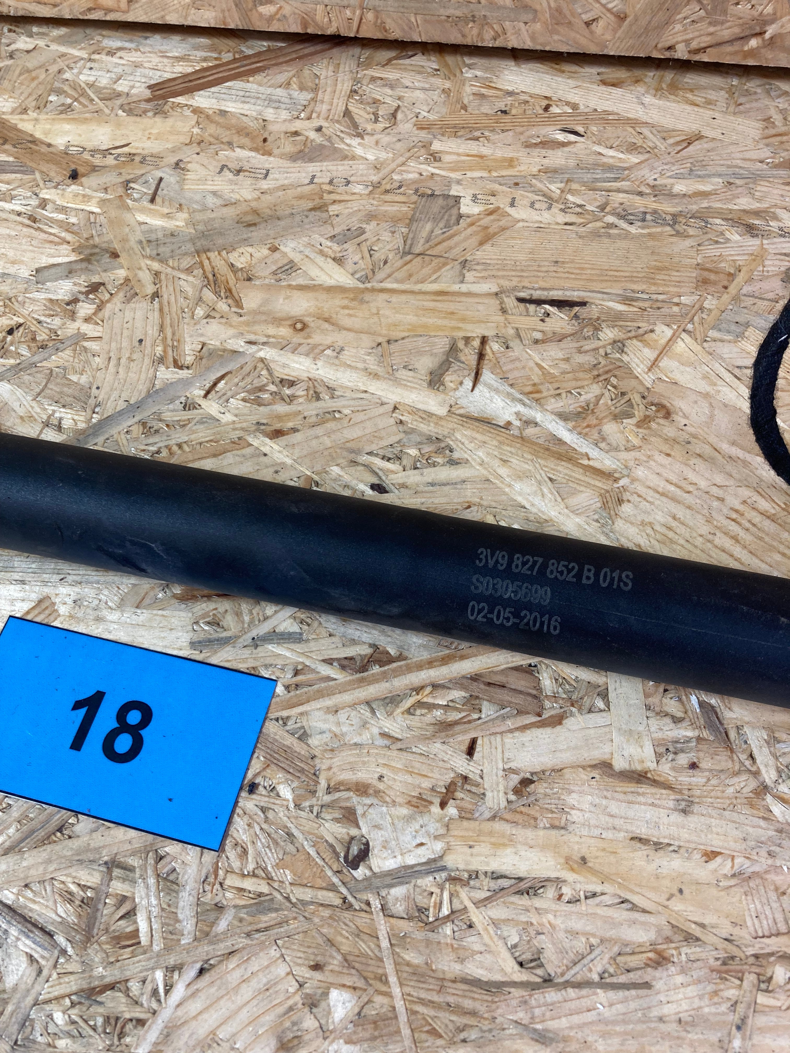 servomotorek zadních pátých dveří pravý ŠKODA Superb III, 3 combi 3V9827852B