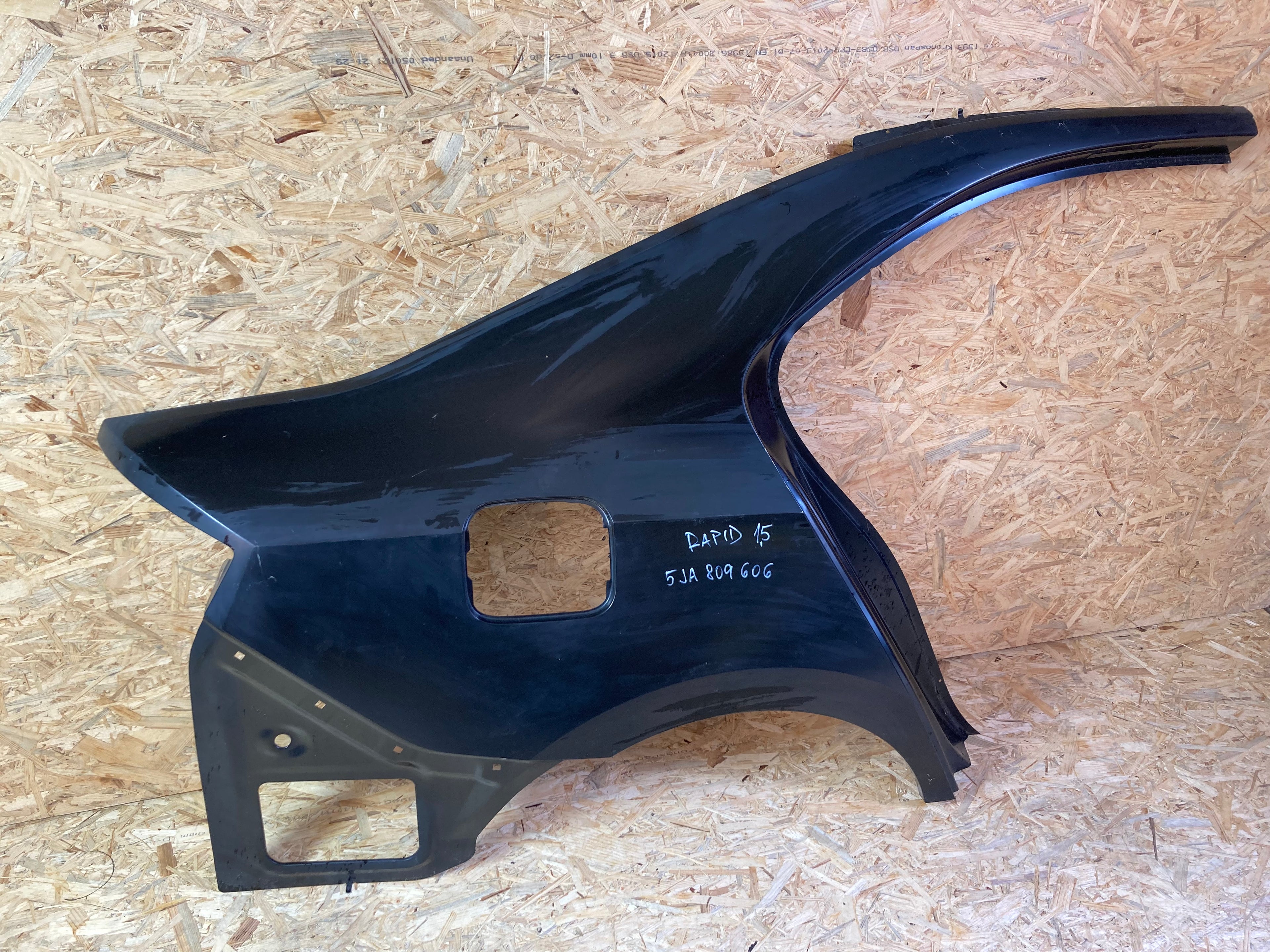 Škoda Rapid pravá bočnice 5JA809606