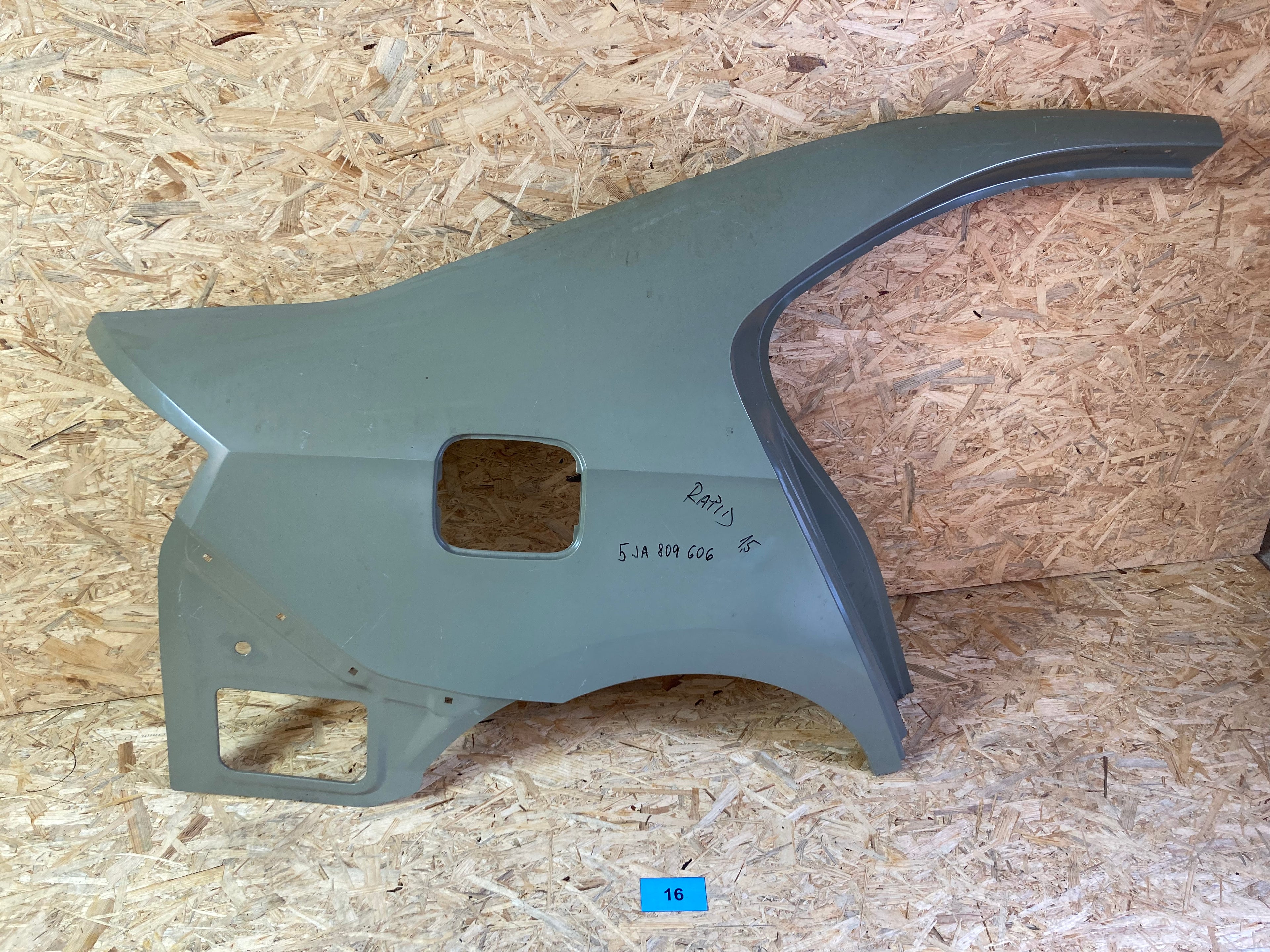 Škoda Rapid pravá bočnice 5JA809606