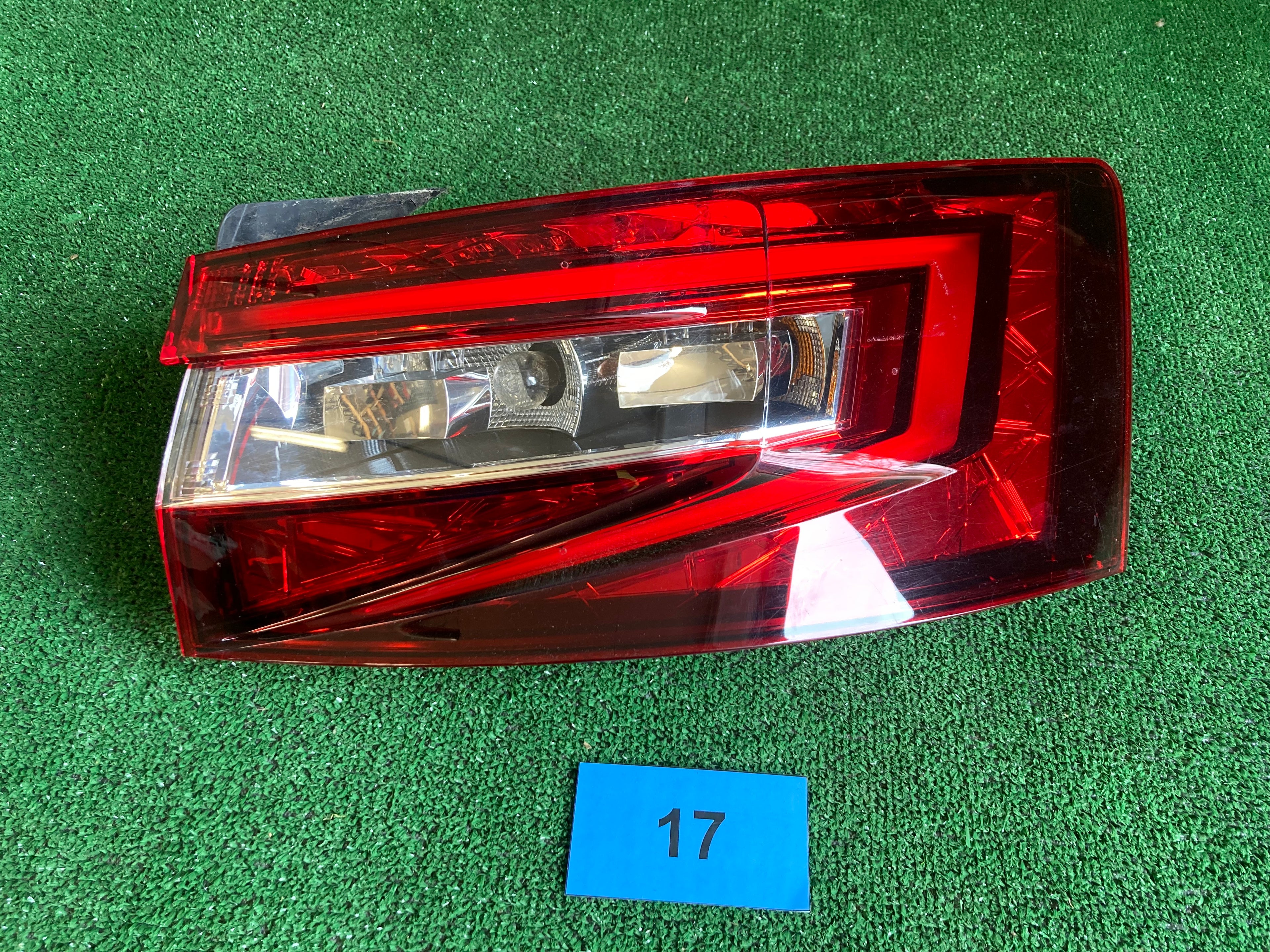 Škoda Superb III,3 pravé světlo