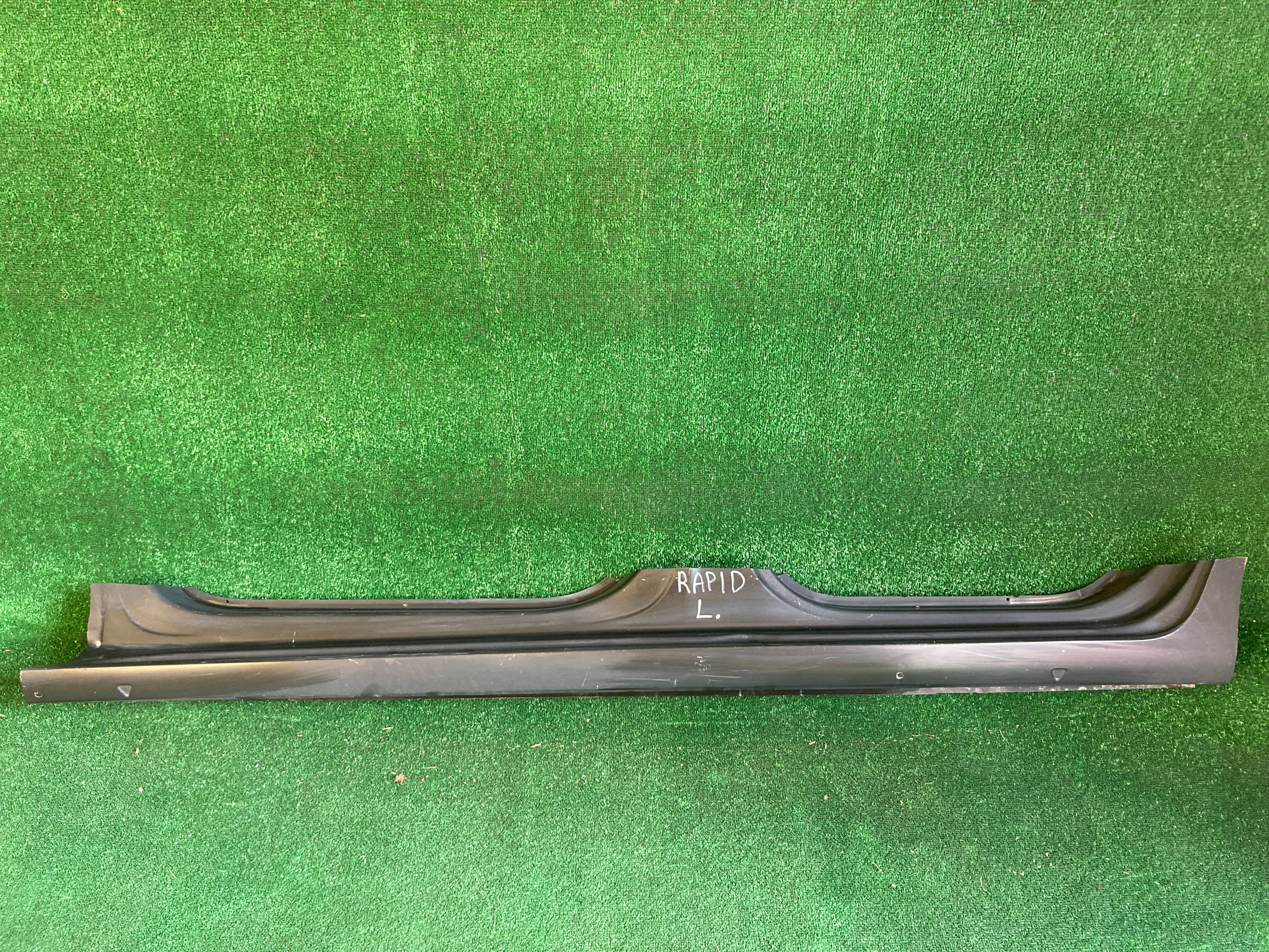 Škoda Rapid levý práh