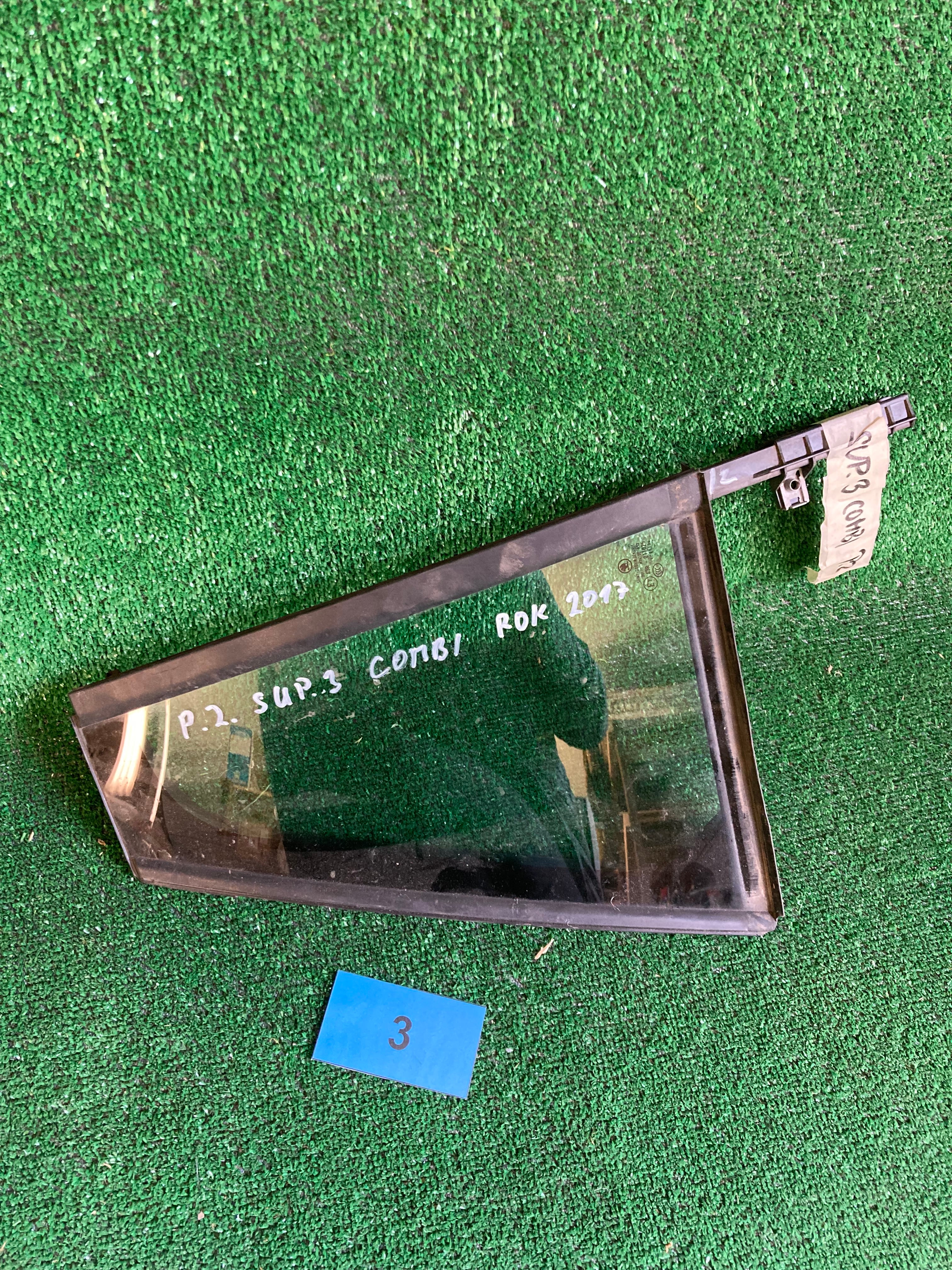 3V9845214 sklo pevné PZ dveří Škoda Superb III, 3 combi