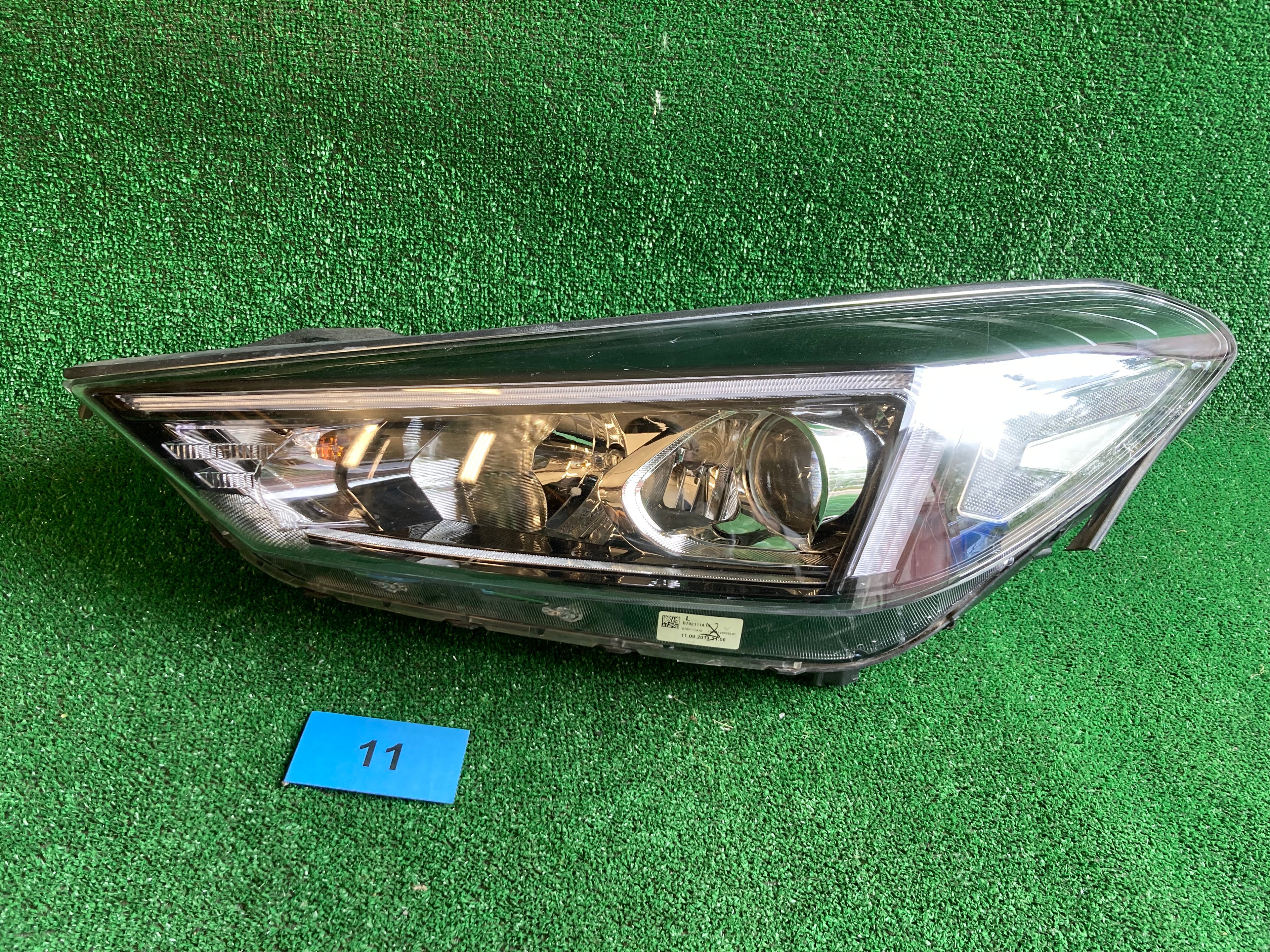 Hyundai Tucson TL 2018 Levý přední světlomet D792111A10