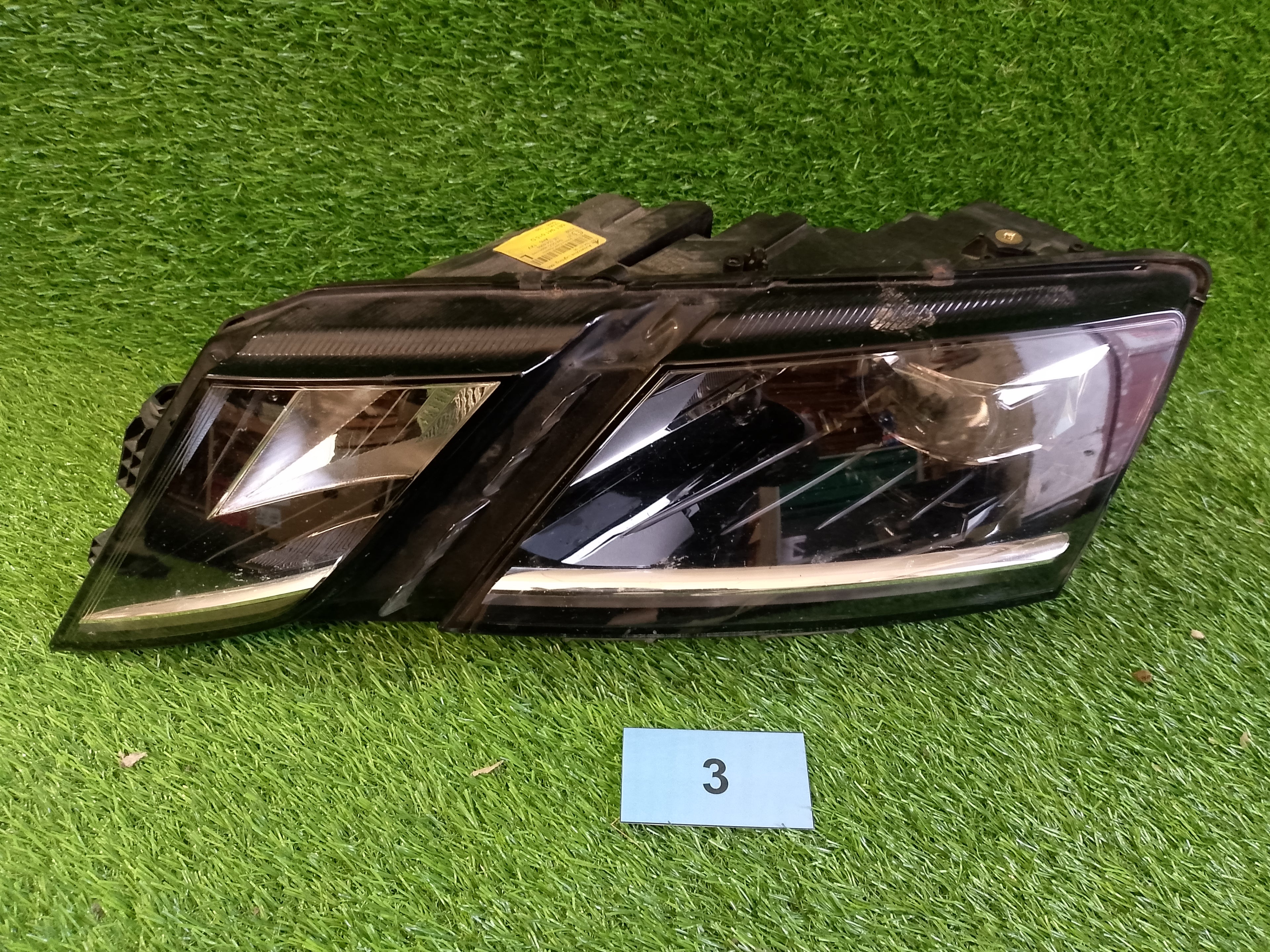 Škoda Octavia III, 3 levé světlo - 5E1941015D prasklina viz foto