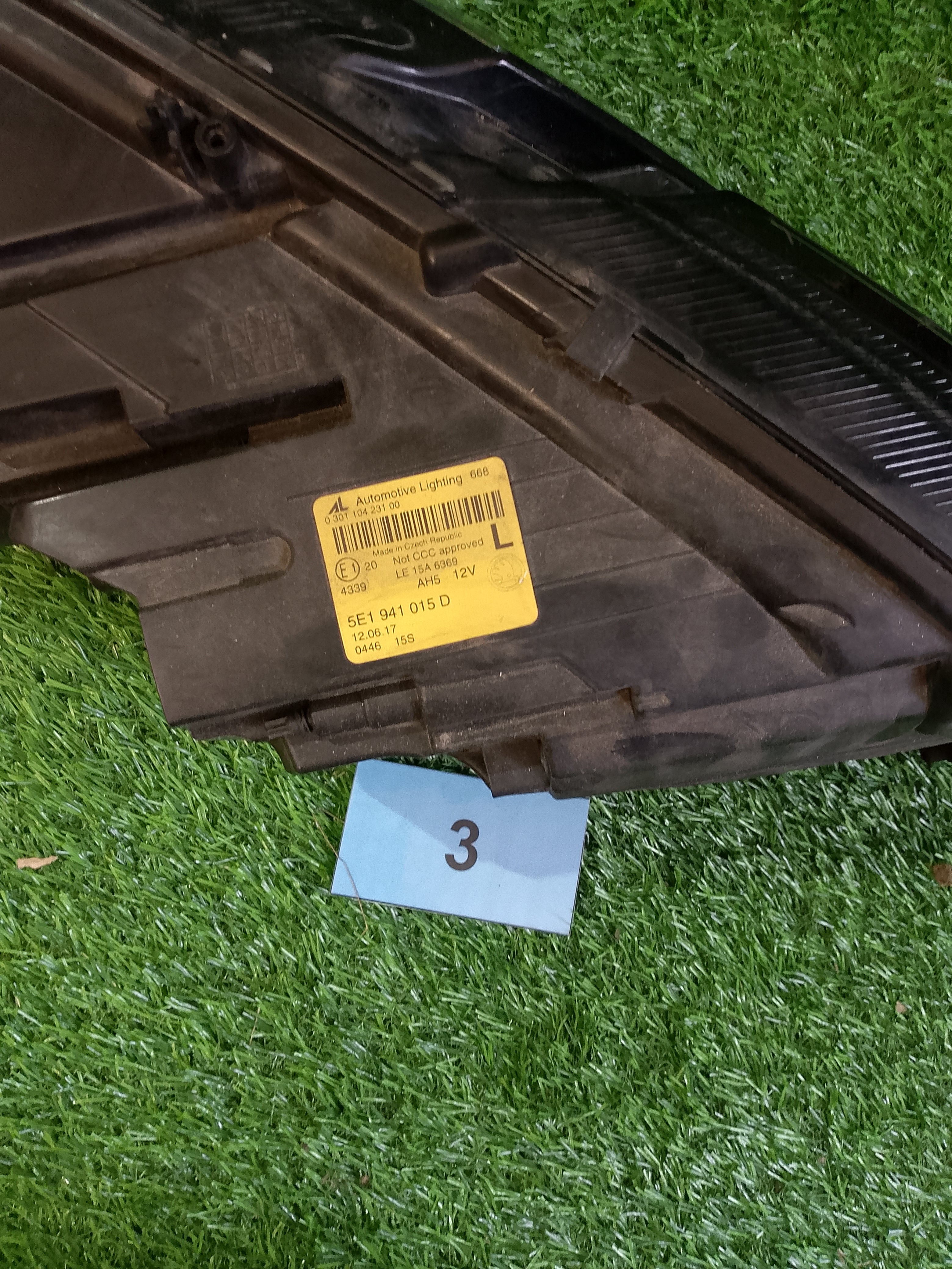 Škoda Octavia III, 3 levé světlo - 5E1941015D prasklina viz foto