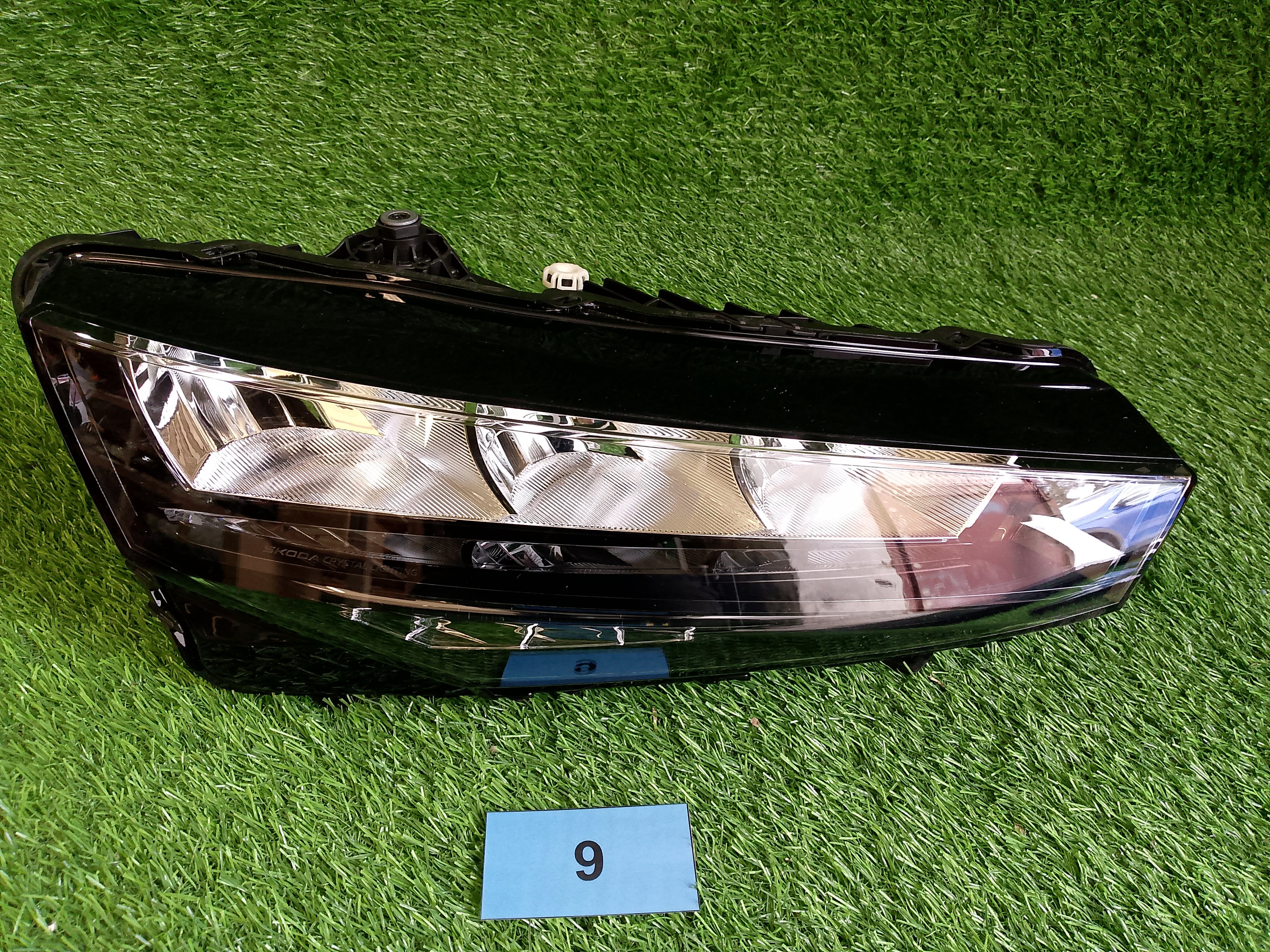 Škoda Scala pravé přední světlo  655941016