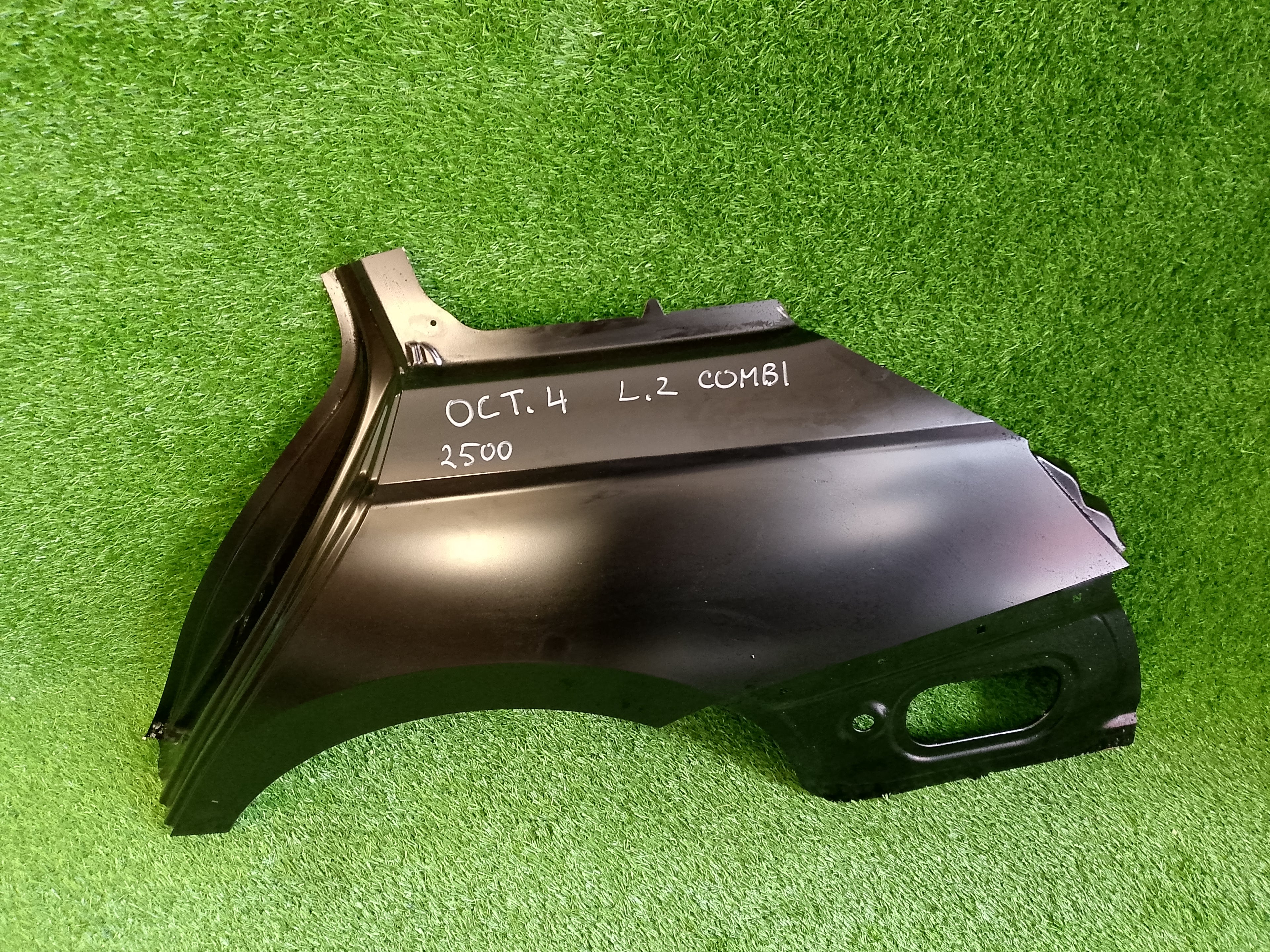 Škoda Octavia IV,4 levá bočnice combi