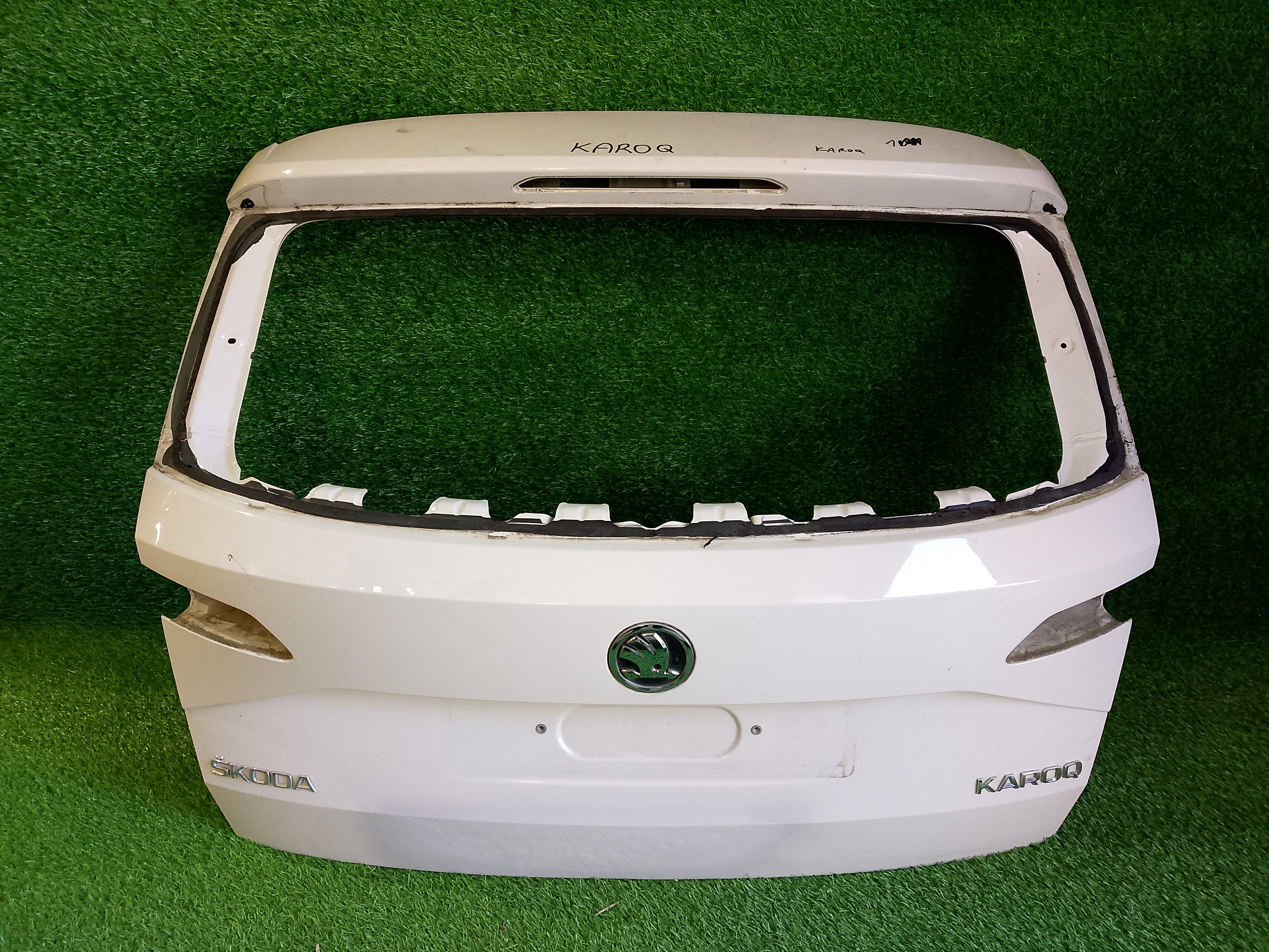 Škoda Karoq víko kufru, páté dveře, kufrové dveře bílé