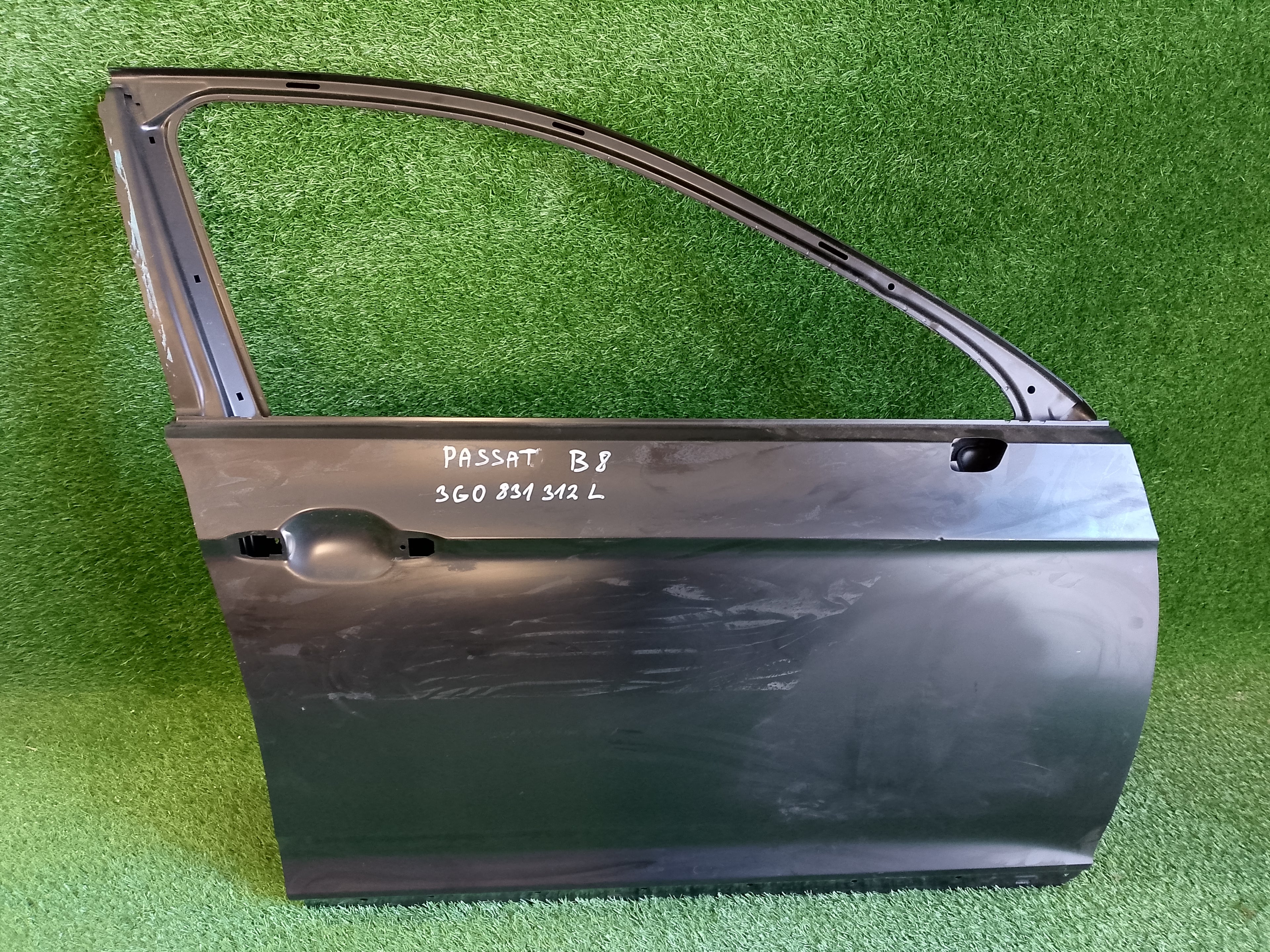 VW PASSAT B8 PRAVÉ PŘEDNÍ DVEŘE 3G0831312L černé