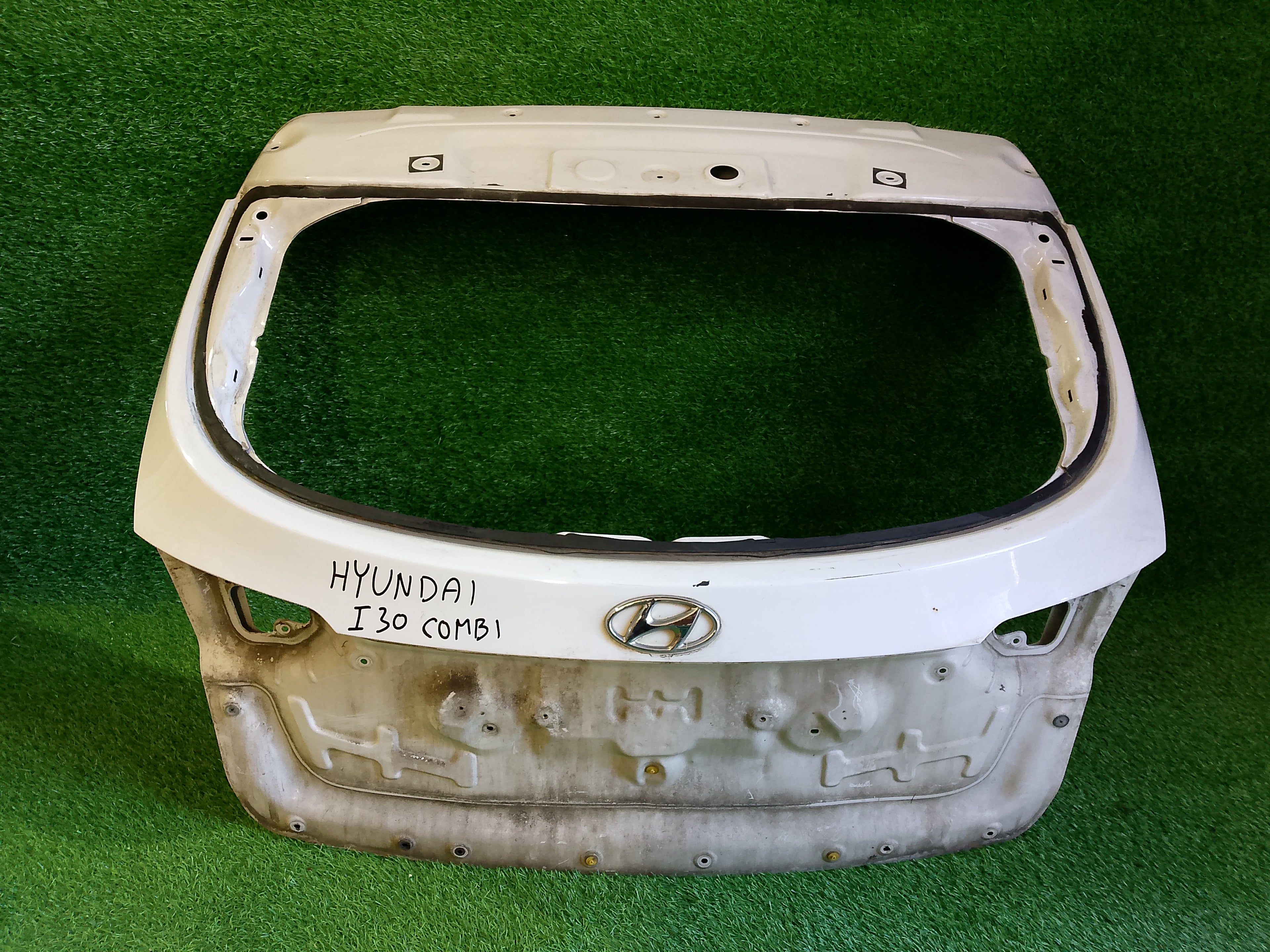 Hyundai i30 kombi víko kufru Hyundai i30 kombi páté dveře Bílá barva