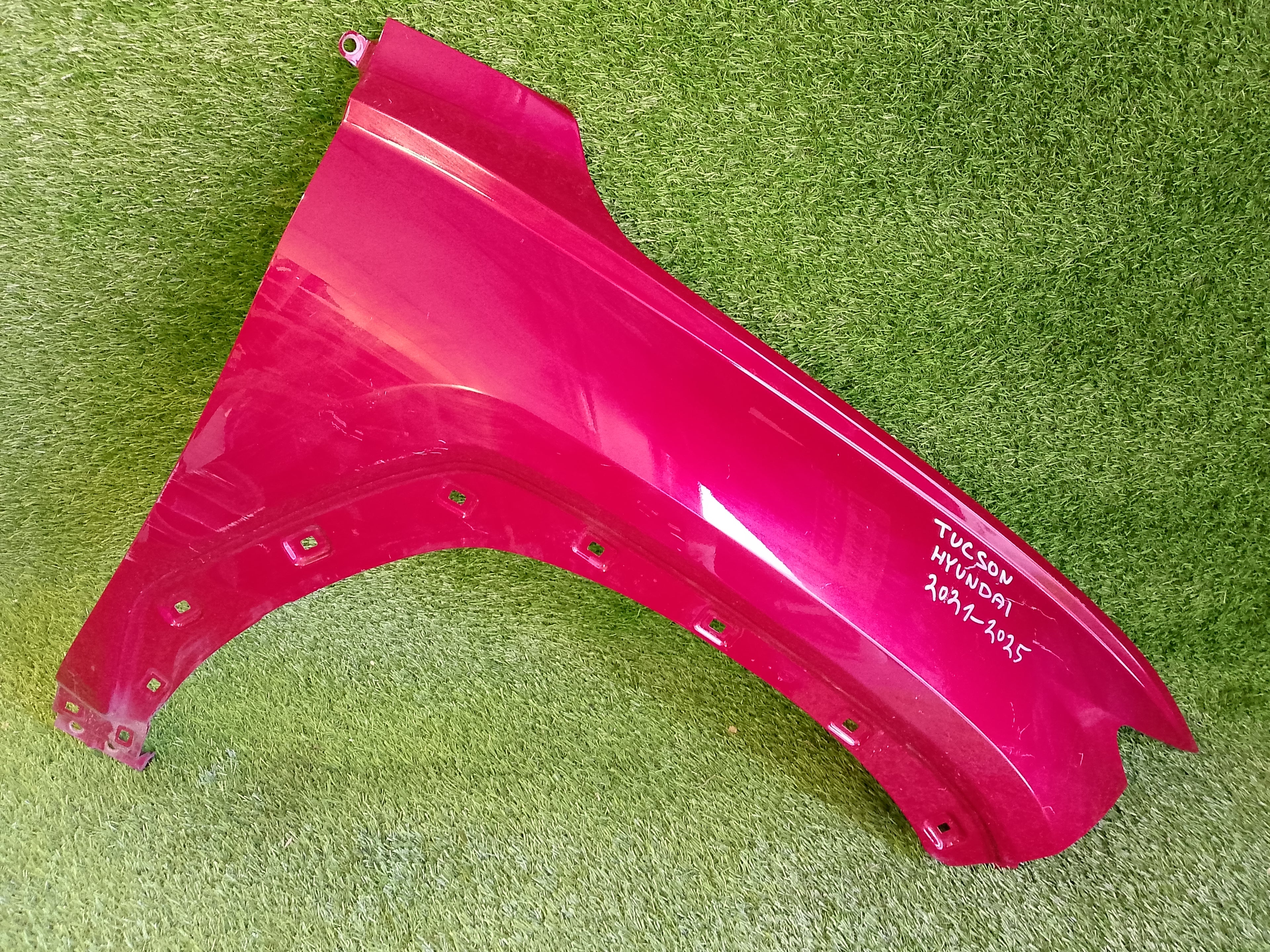 Hyundai tucson pravý blatník červený