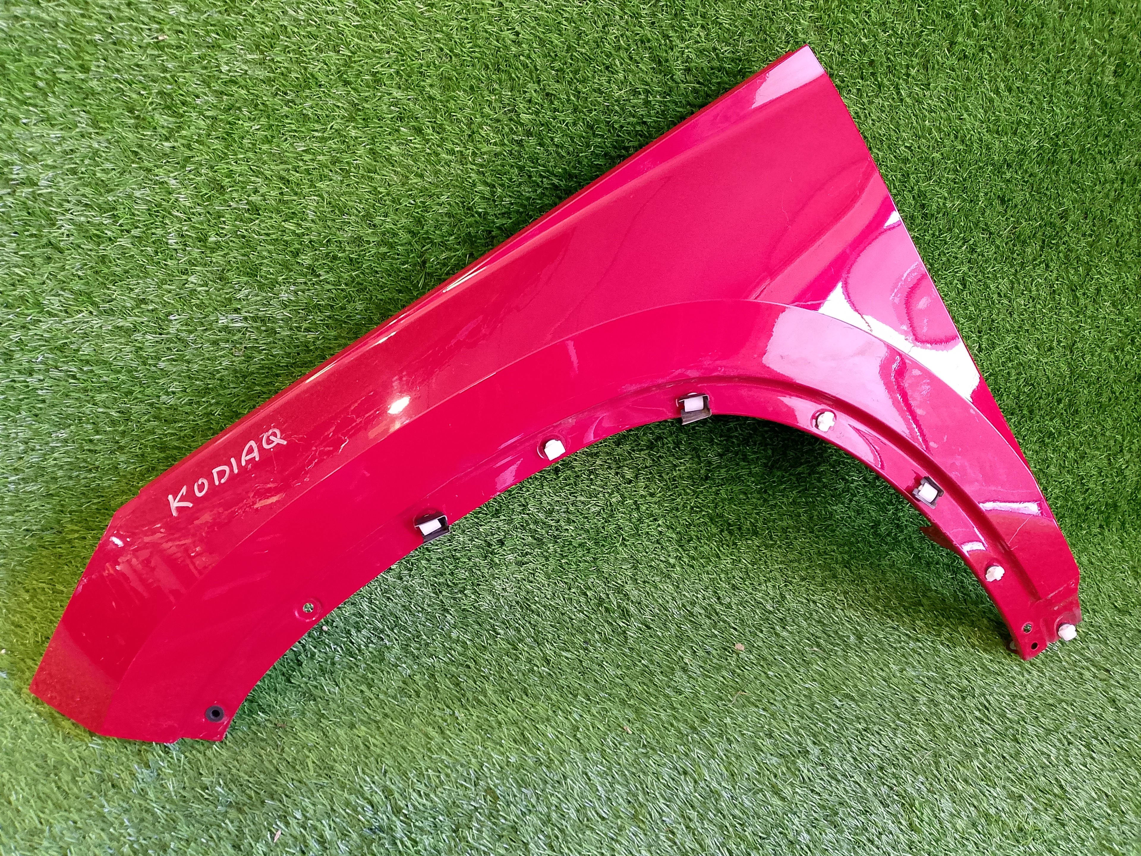 Škoda Kodiaq levý přední blatník červený