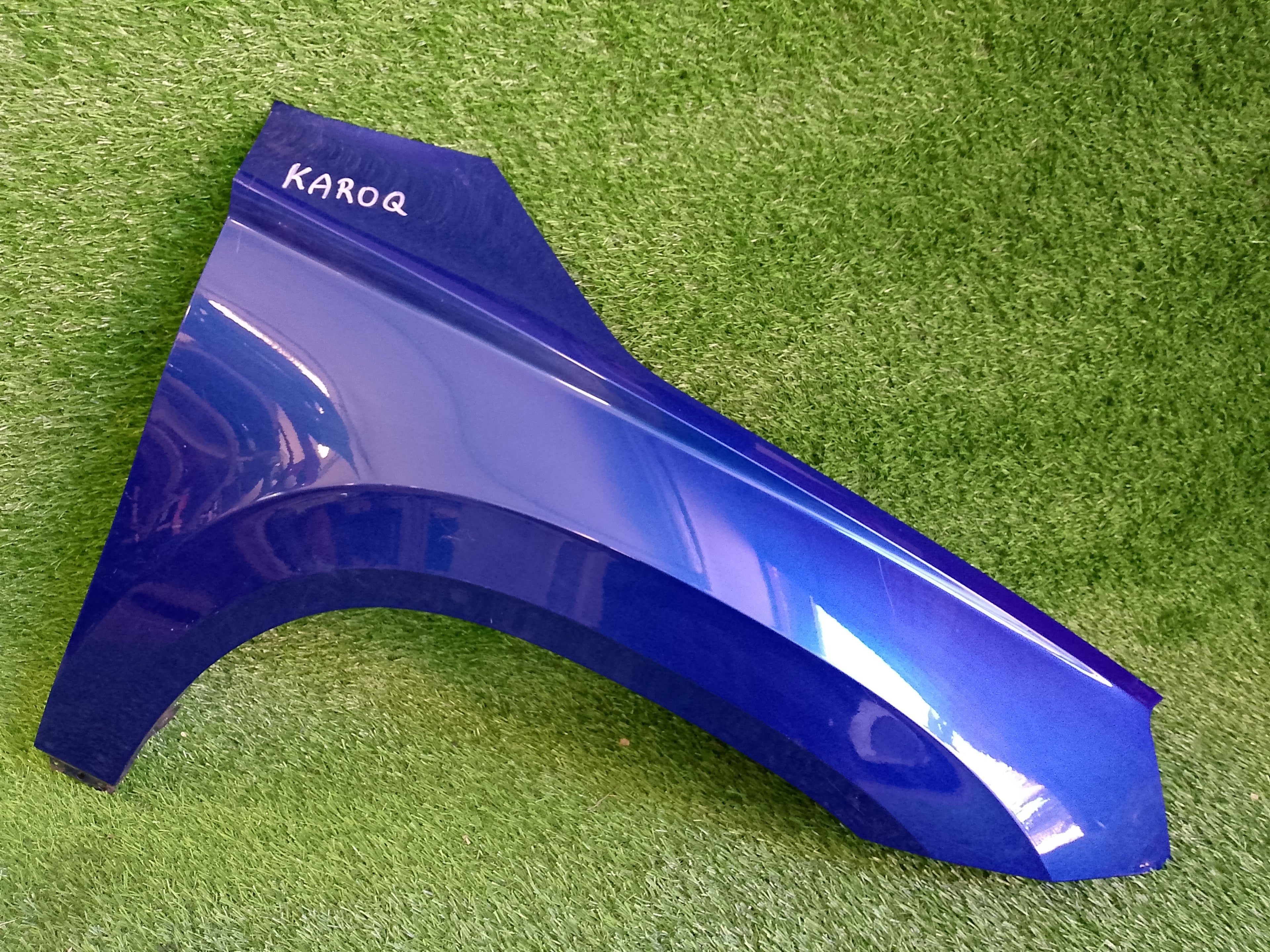 Škoda Karoq pravý blatník modrý