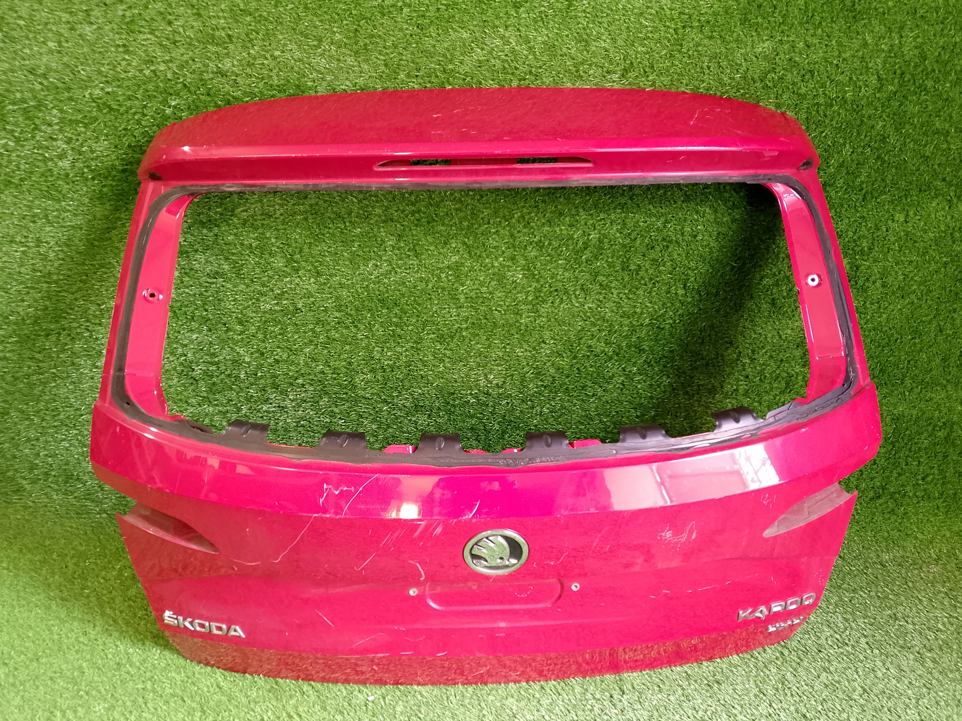 Škoda Karoq víko kufru, páté dveře, kufrové dveře červené