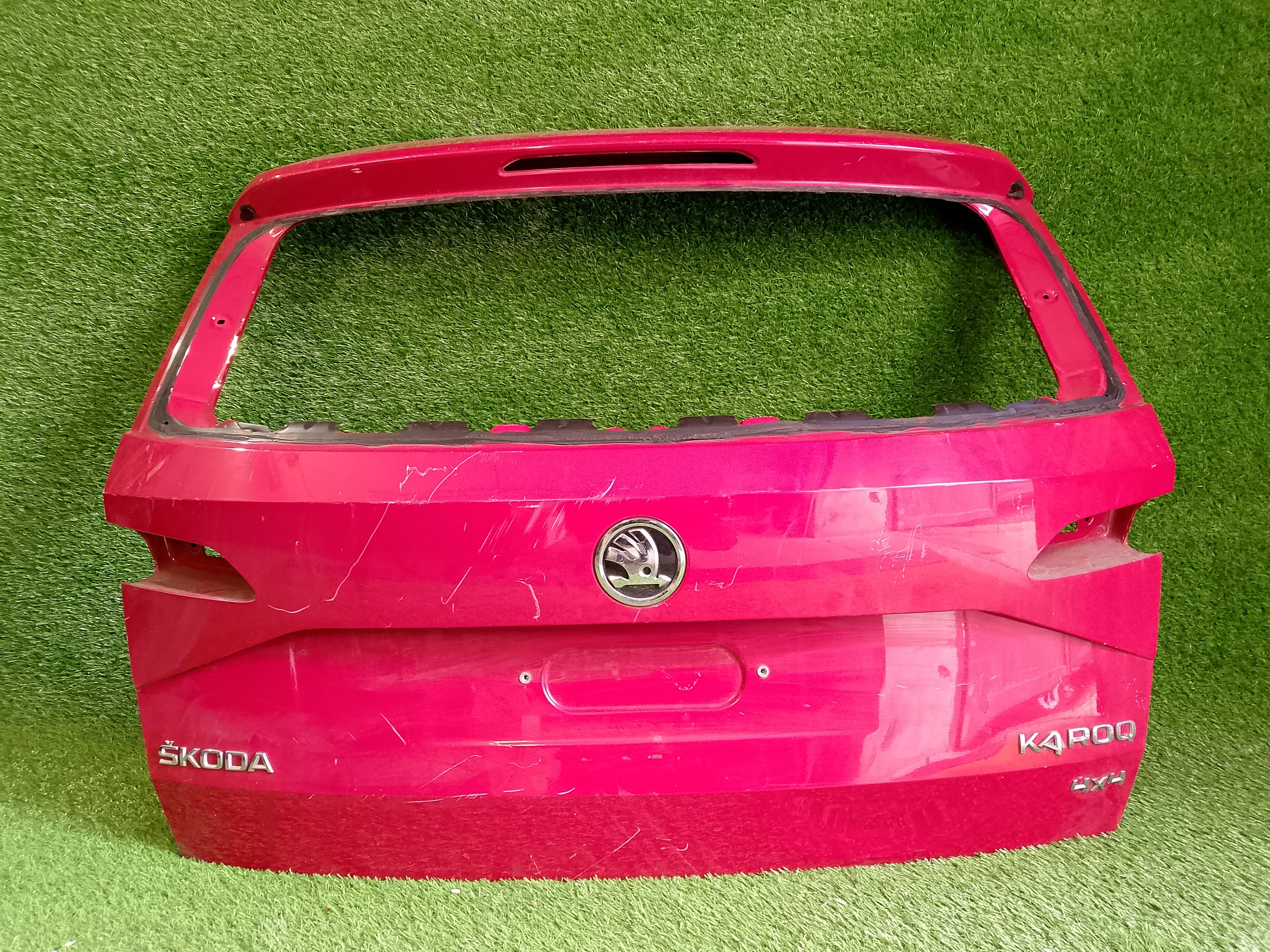 Škoda Karoq víko kufru, páté dveře, kufrové dveře červené