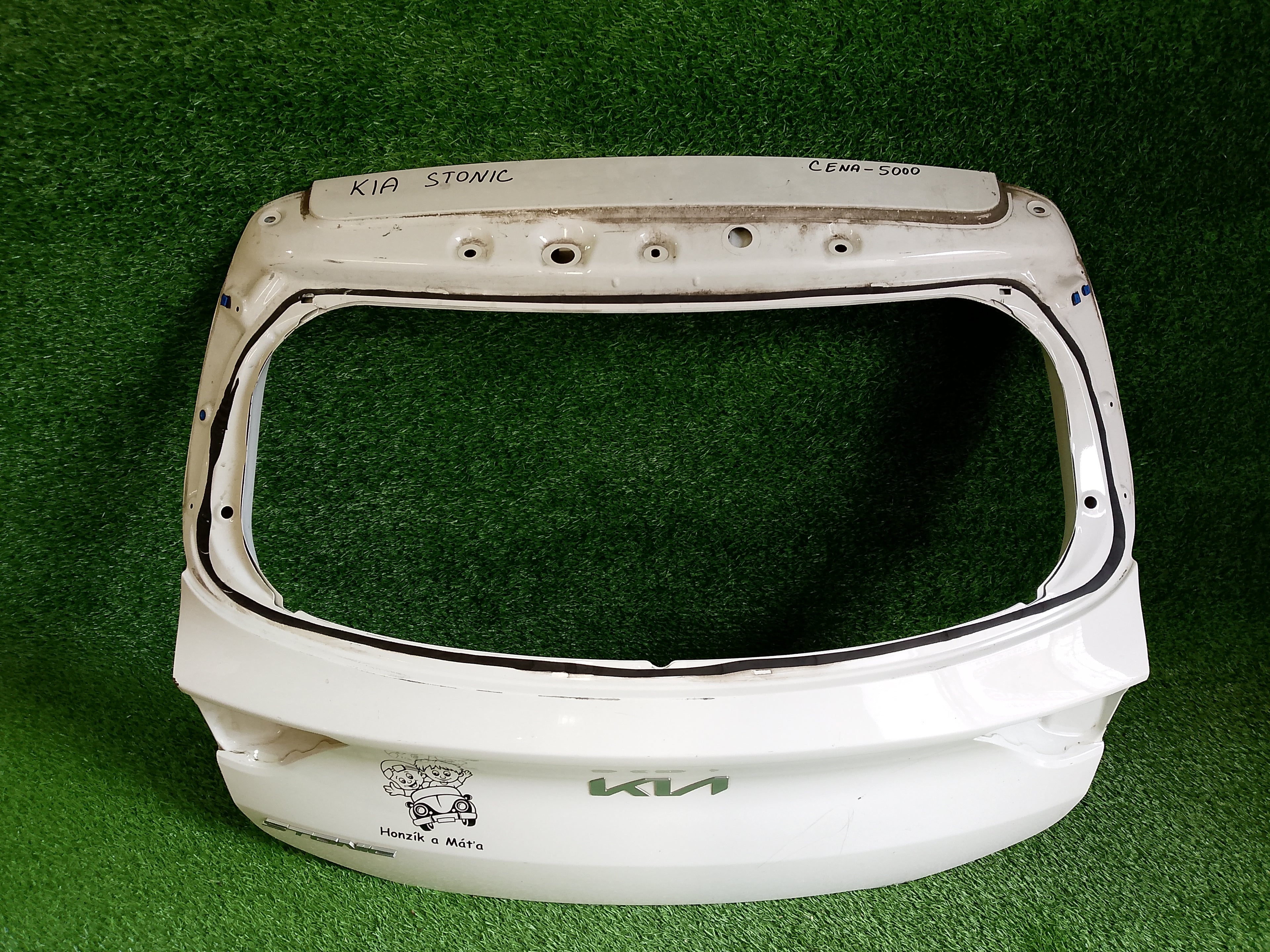Kia Stonic víko kufru, páté dveře, kufrové dveře bílé