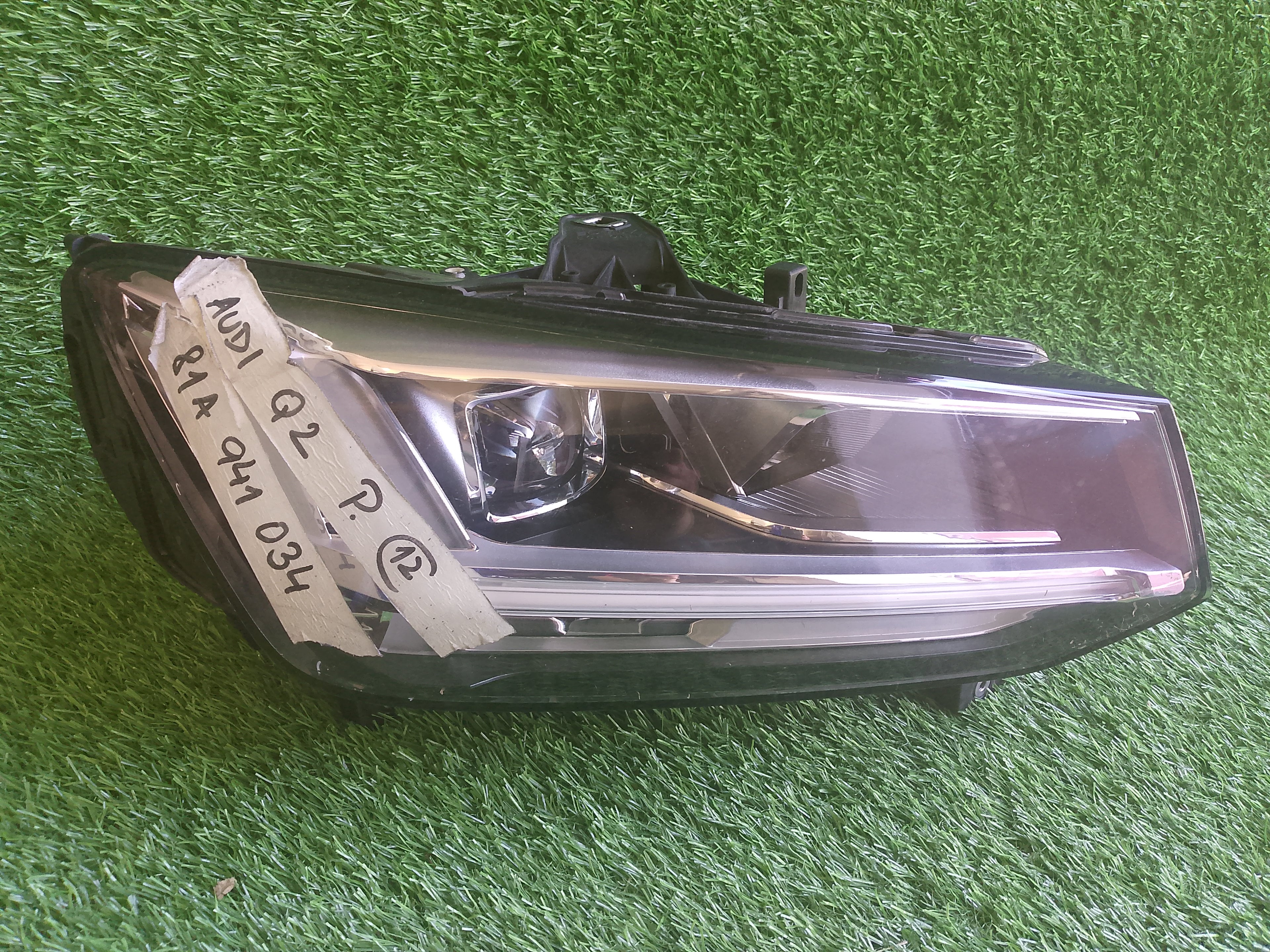 Pravé světlo Audi Q2 81A941034- ve světle drobné smetí
