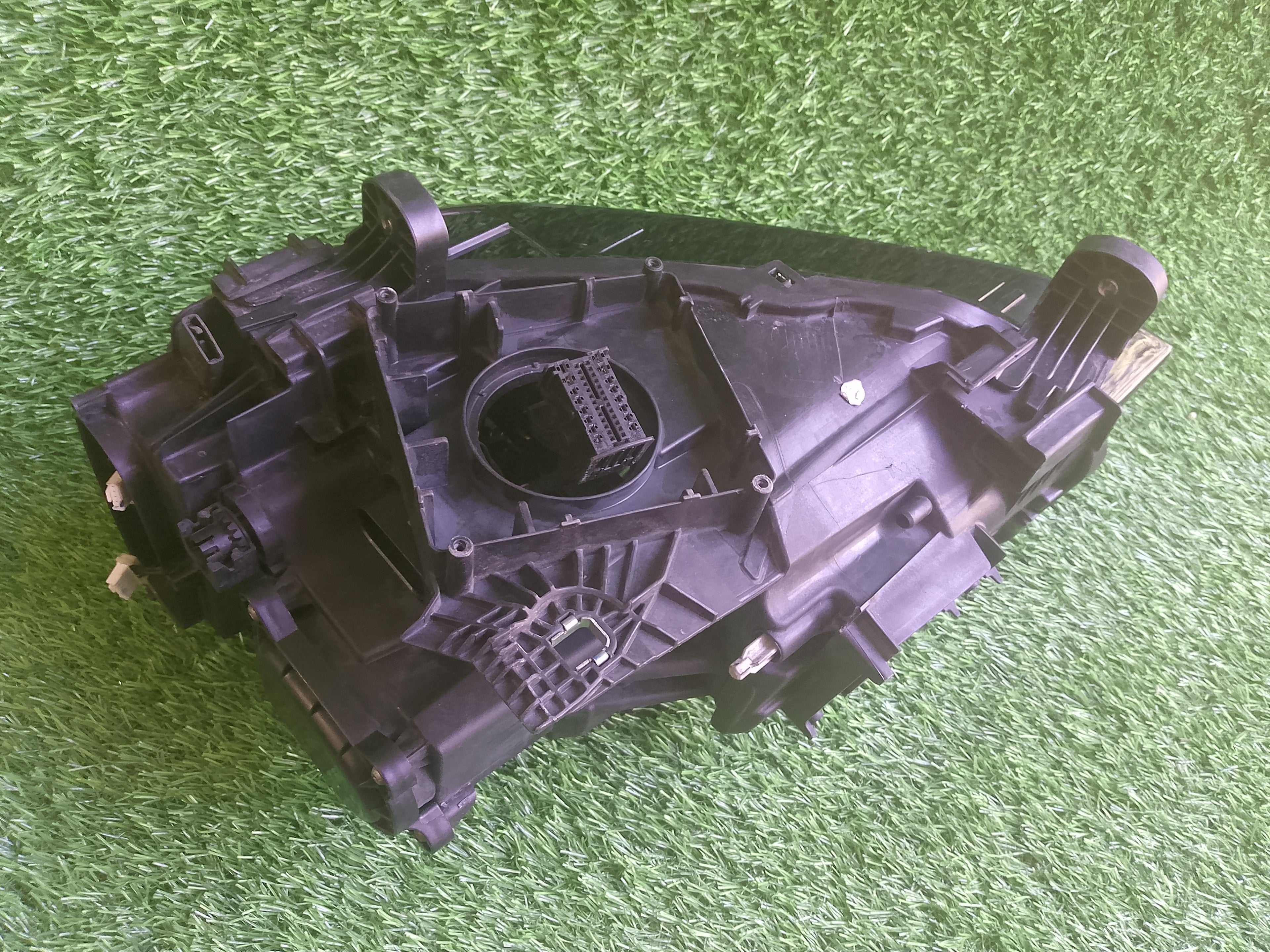 Pravé světlo Audi Q2 81A941034- ve světle drobné smetí