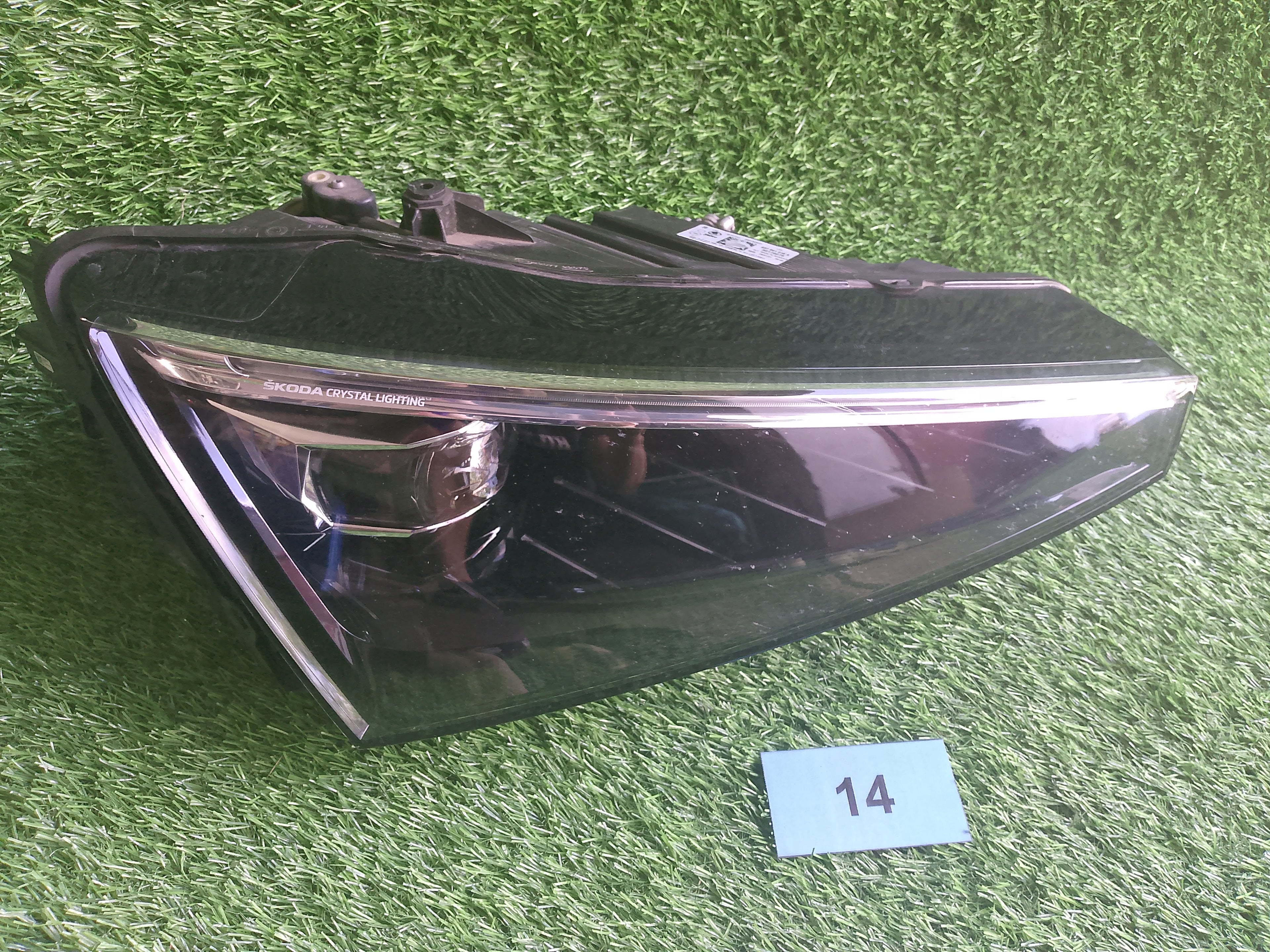 Pravé světlo Škoda Scala 657941016A, chybí 1 držák