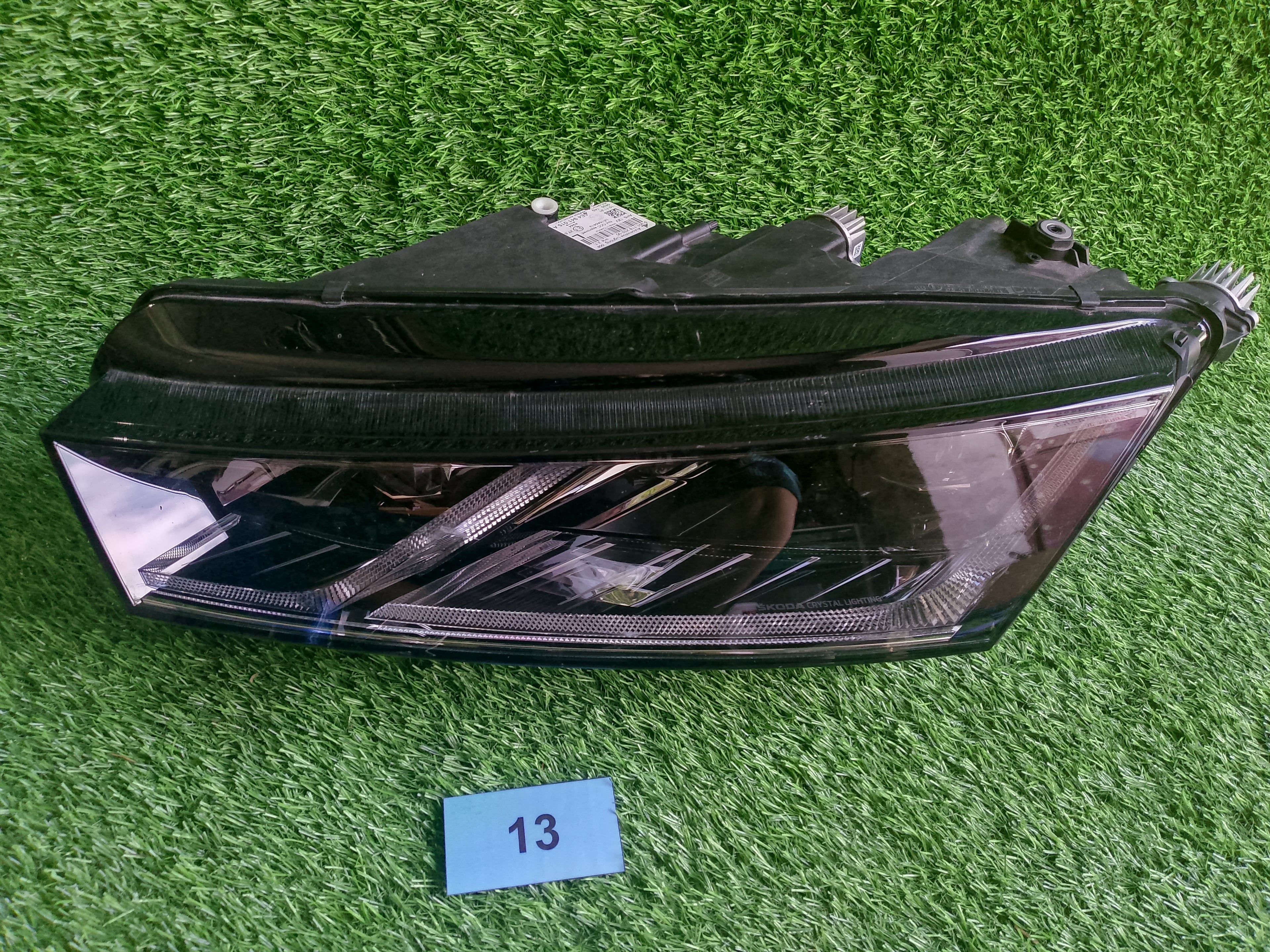 ŠKODA OCTAVIA IV, 4 PŘEDNÍ LEVÉ SVĚTLO 5E4941015A drobné poškození