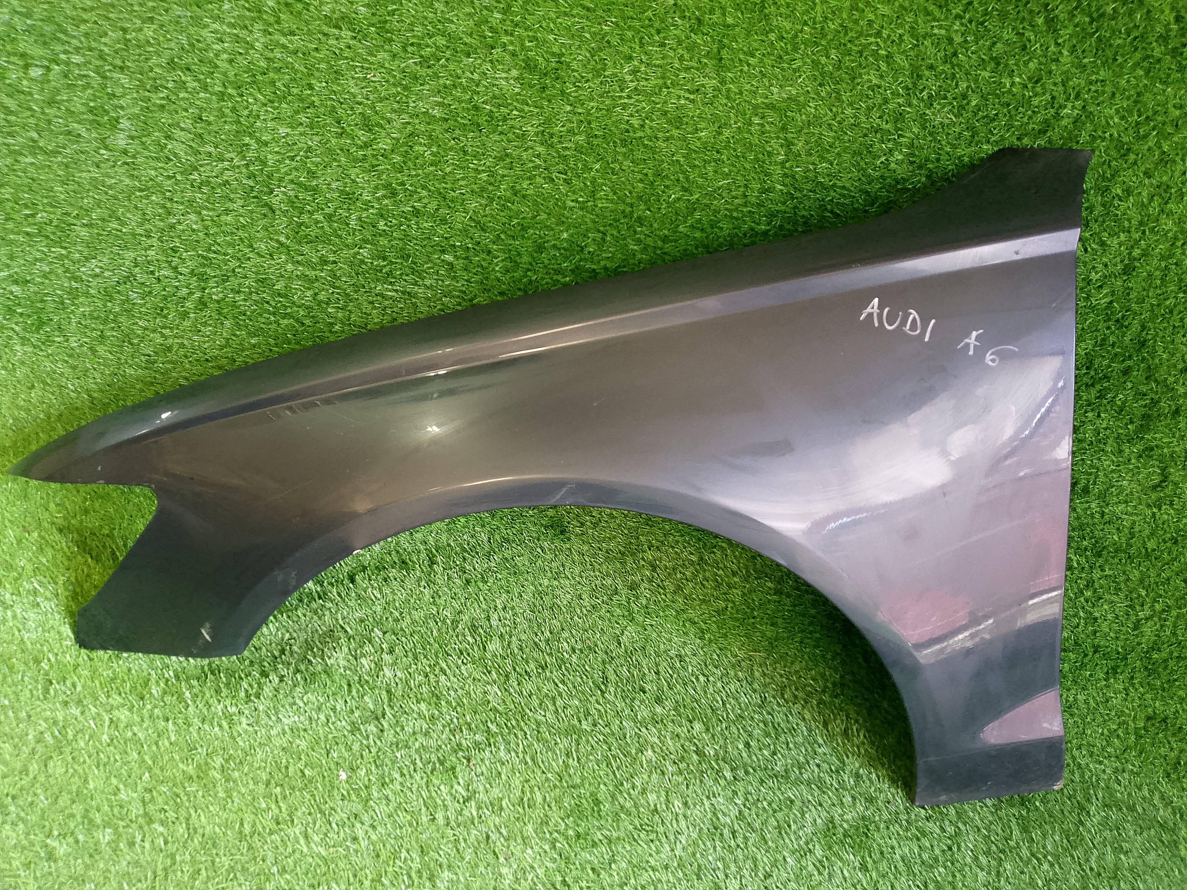 LEVÝ blatník Audi A6