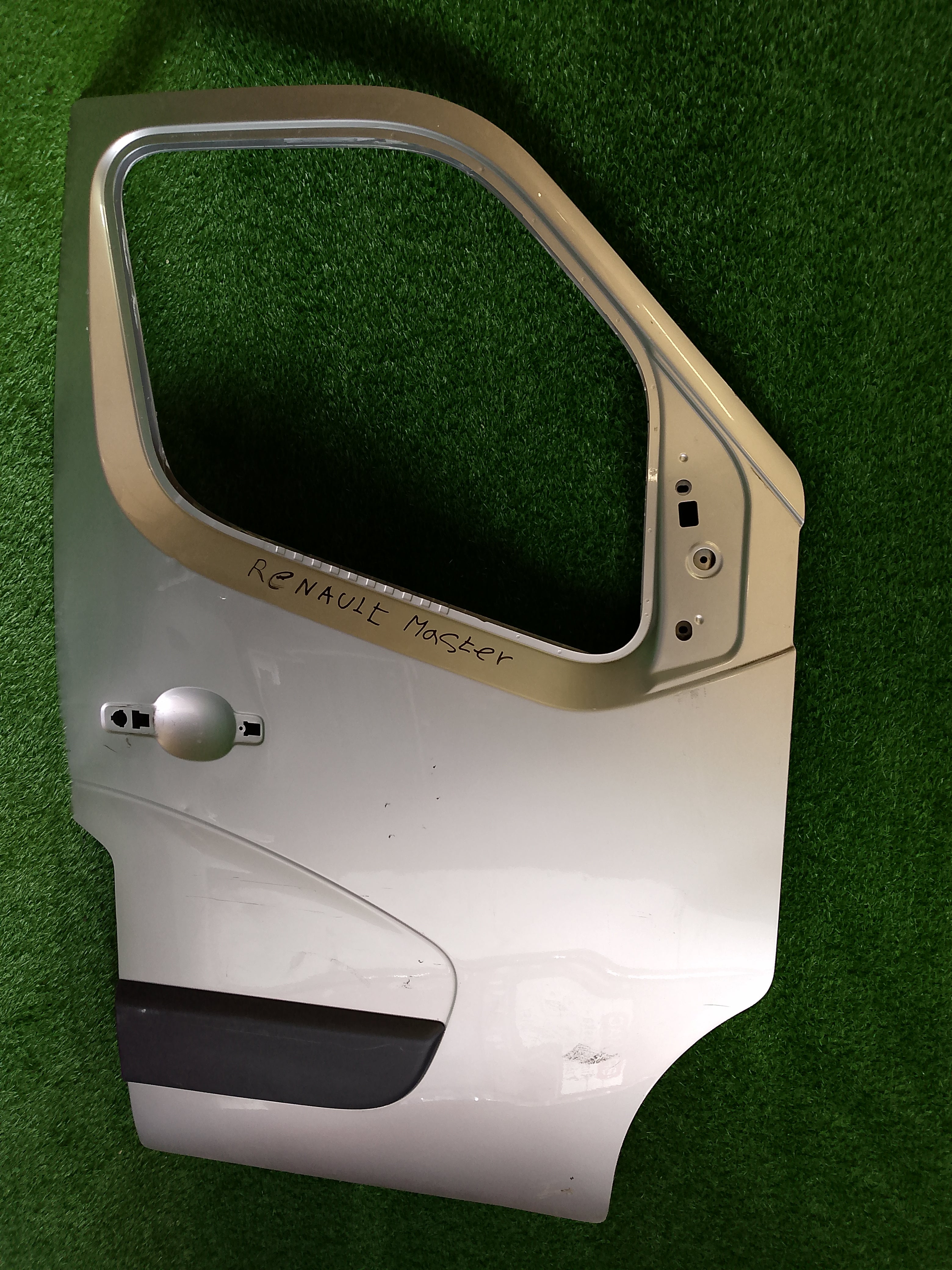 Pravé přední dveře Renault Master