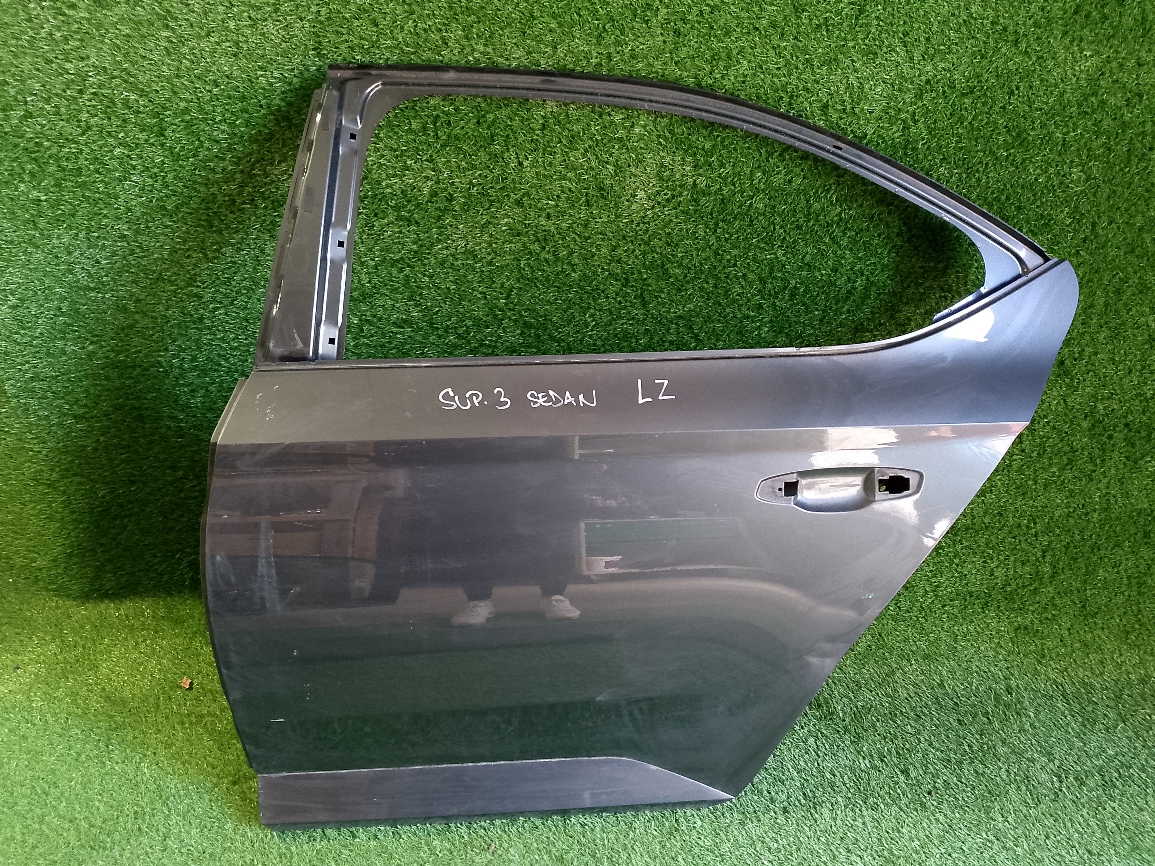 Škoda Superb III, 3 levé zadní dveře sedan