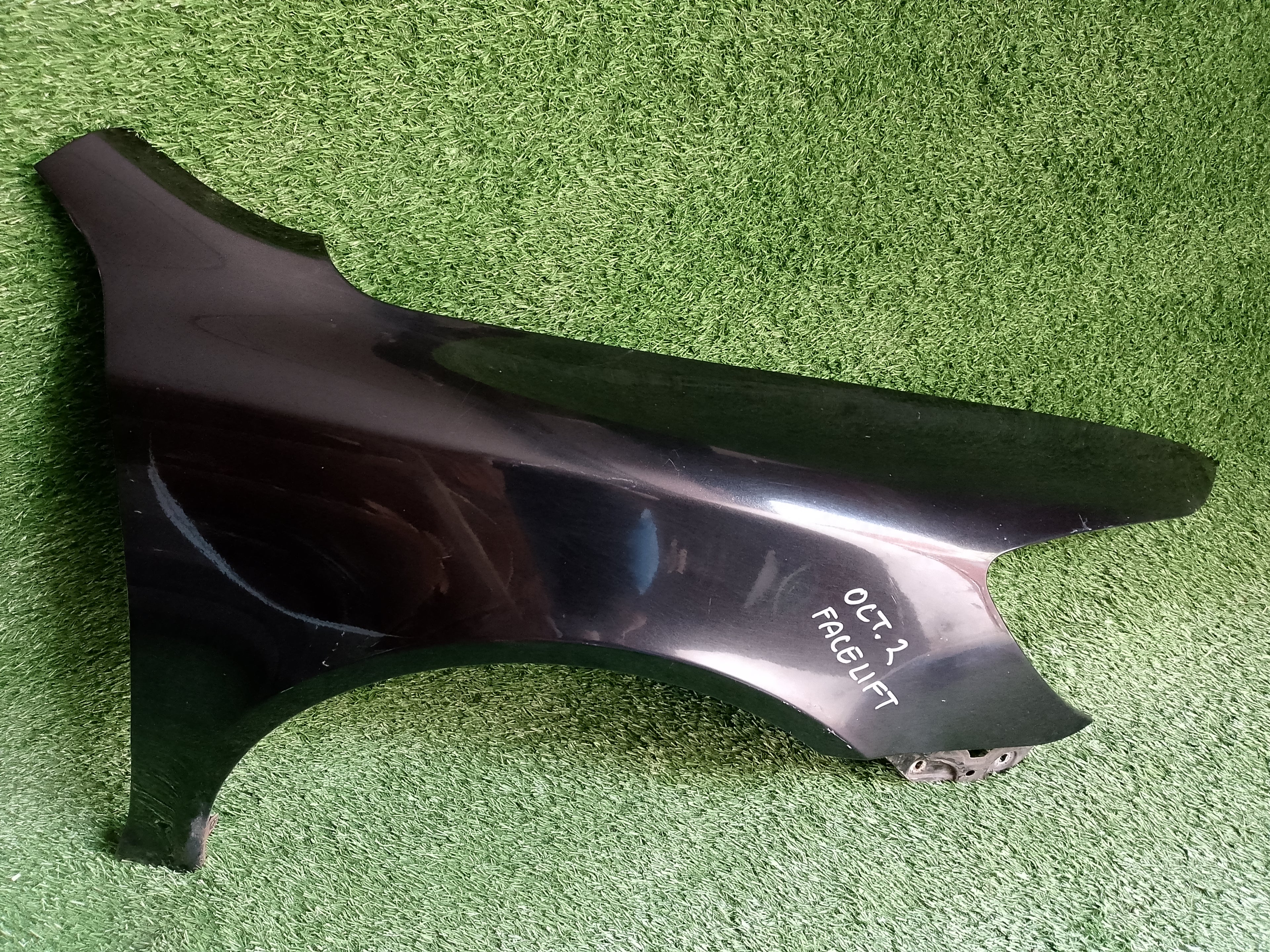 Škoda Octavia II, 2 face pravý blatník černý