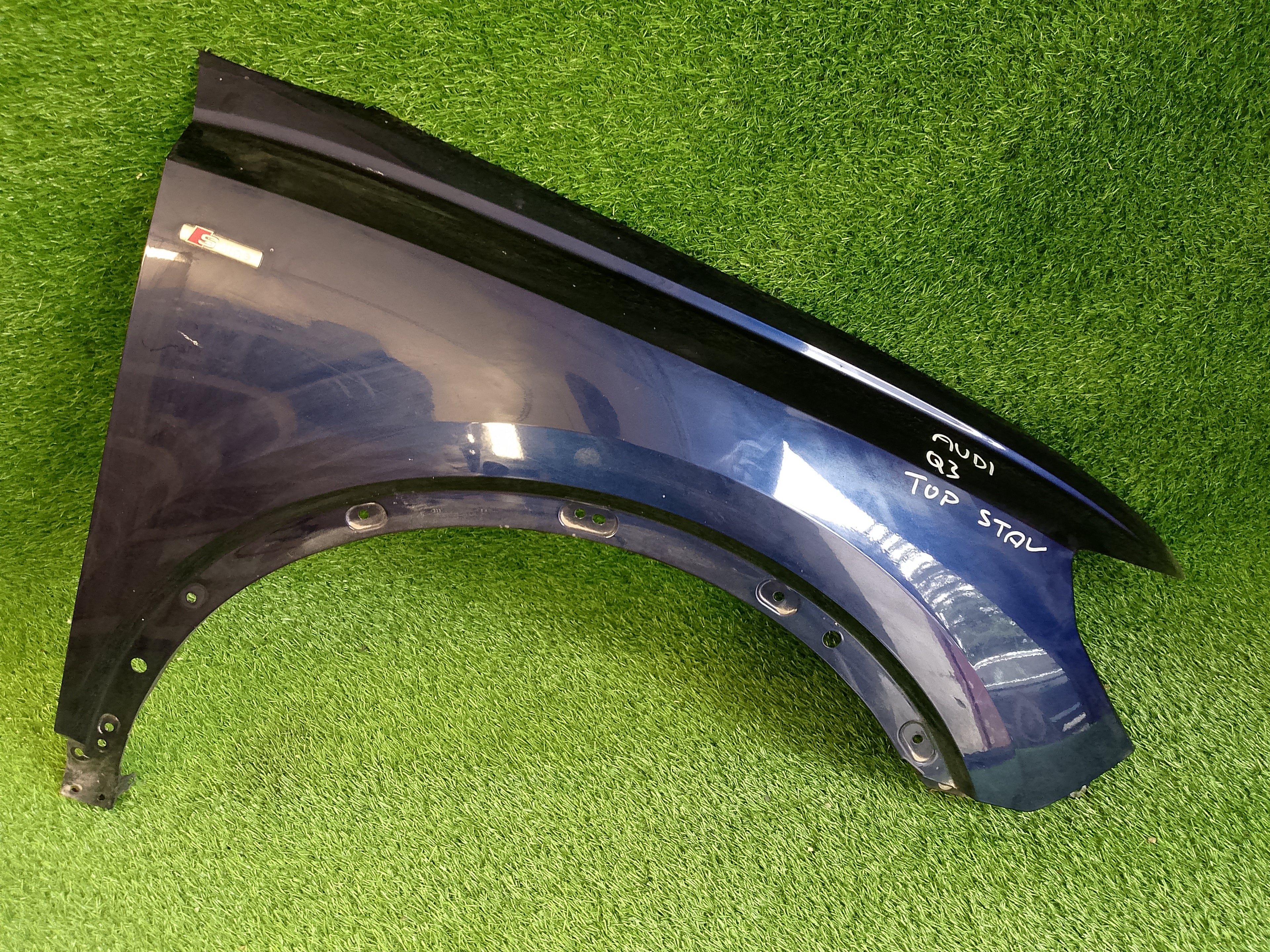 Audi Q3 pravý blatník TOP STAV
